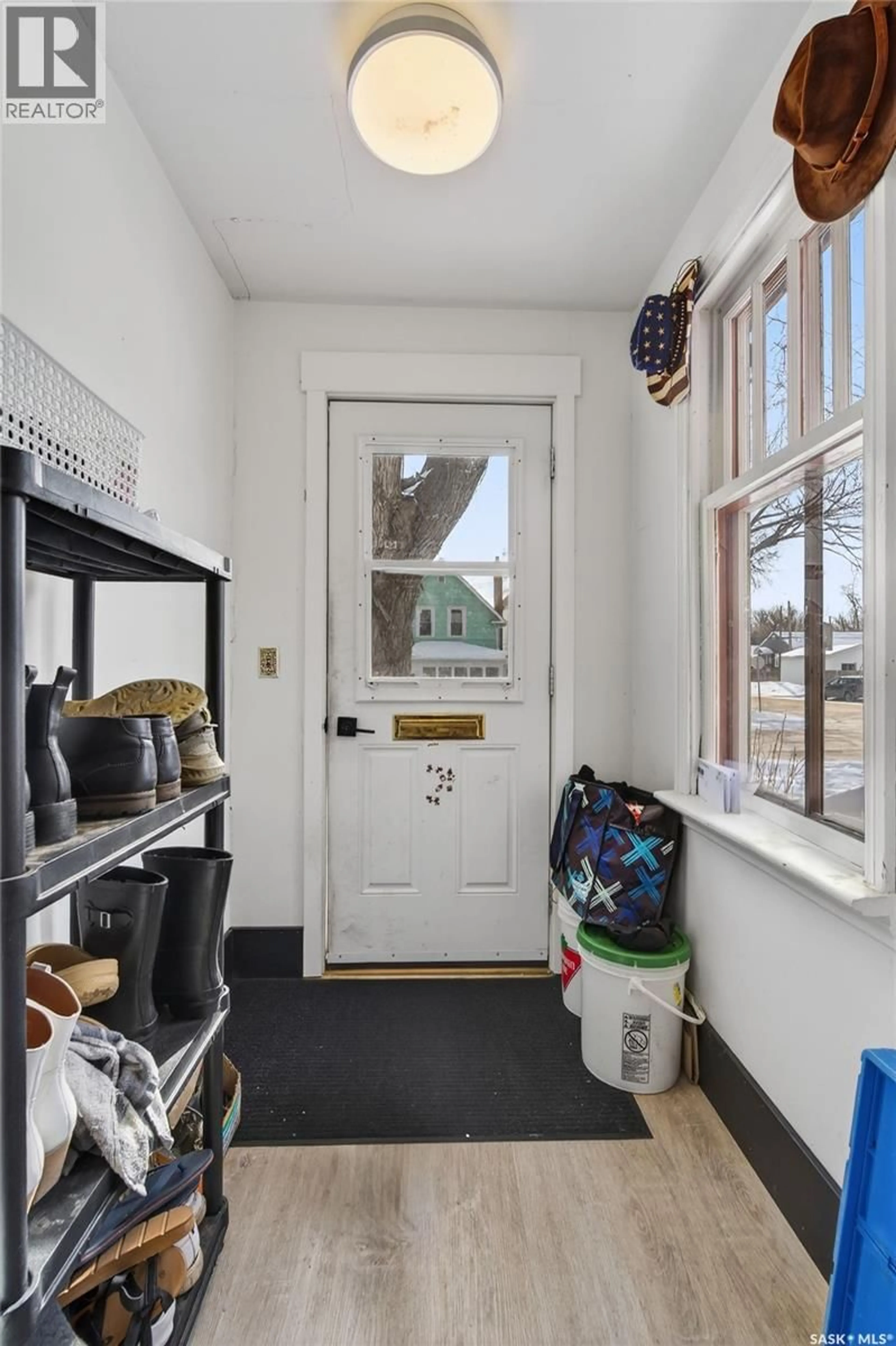 Indoor entryway for 318 25TH STREET, Saskatoon Saskatchewan S7L0C5