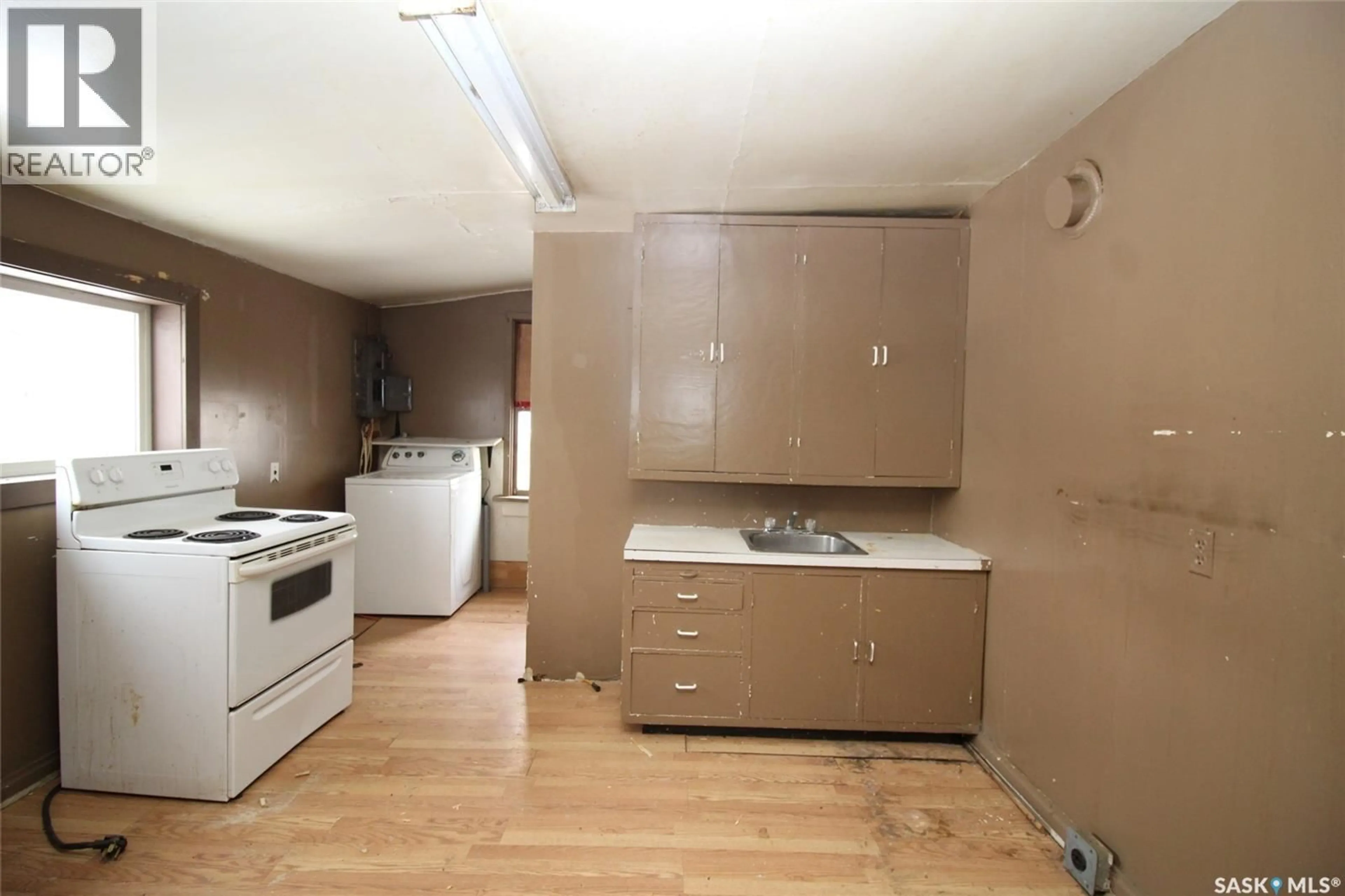 Standard kitchen, wood/laminate floor for 587 3RD STREET, Shaunavon Saskatchewan S0N2M0