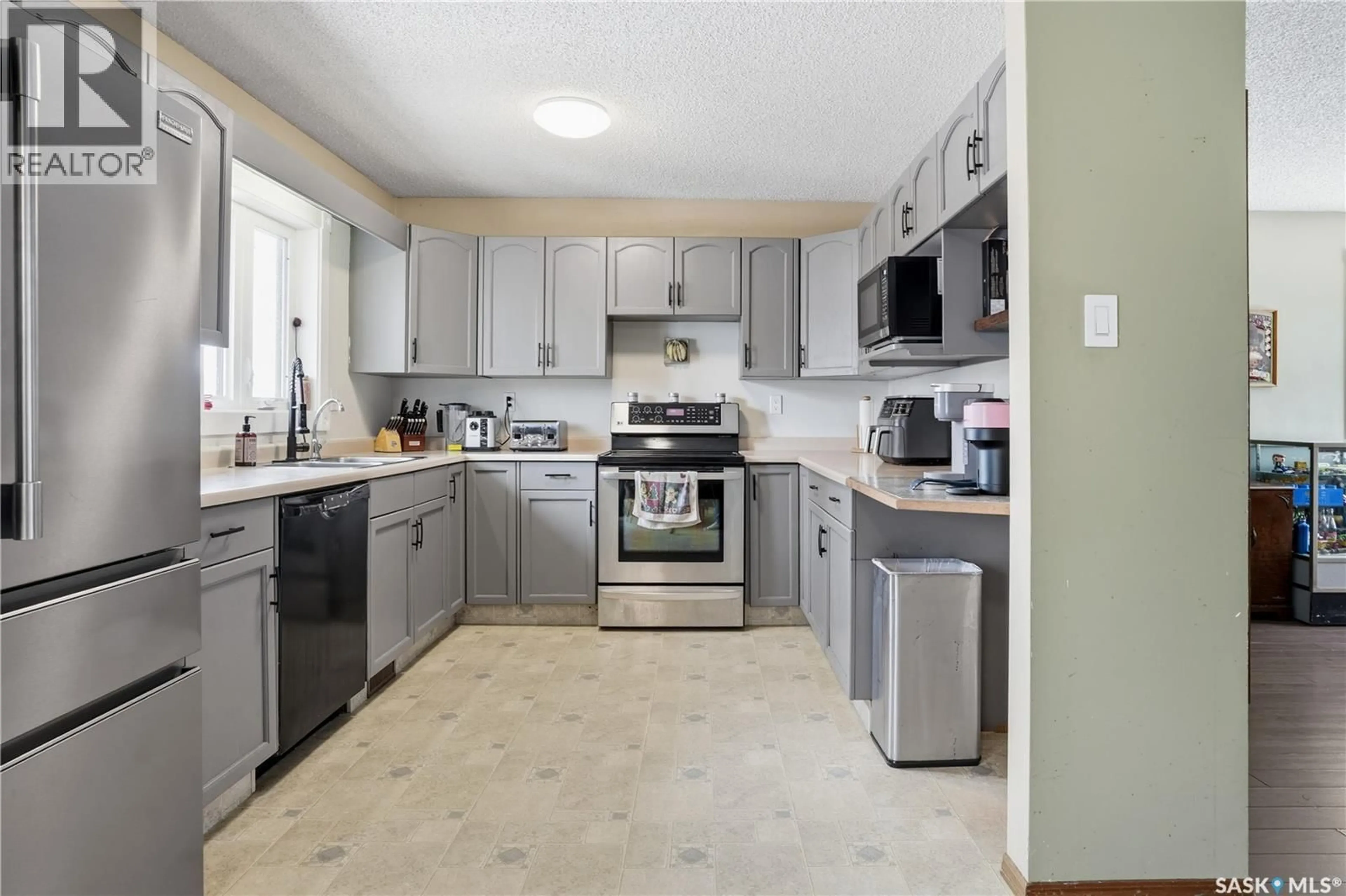 Standard kitchen, ceramic/tile floor for 6202 WELLBAND DRIVE, Regina Saskatchewan S4X4G8