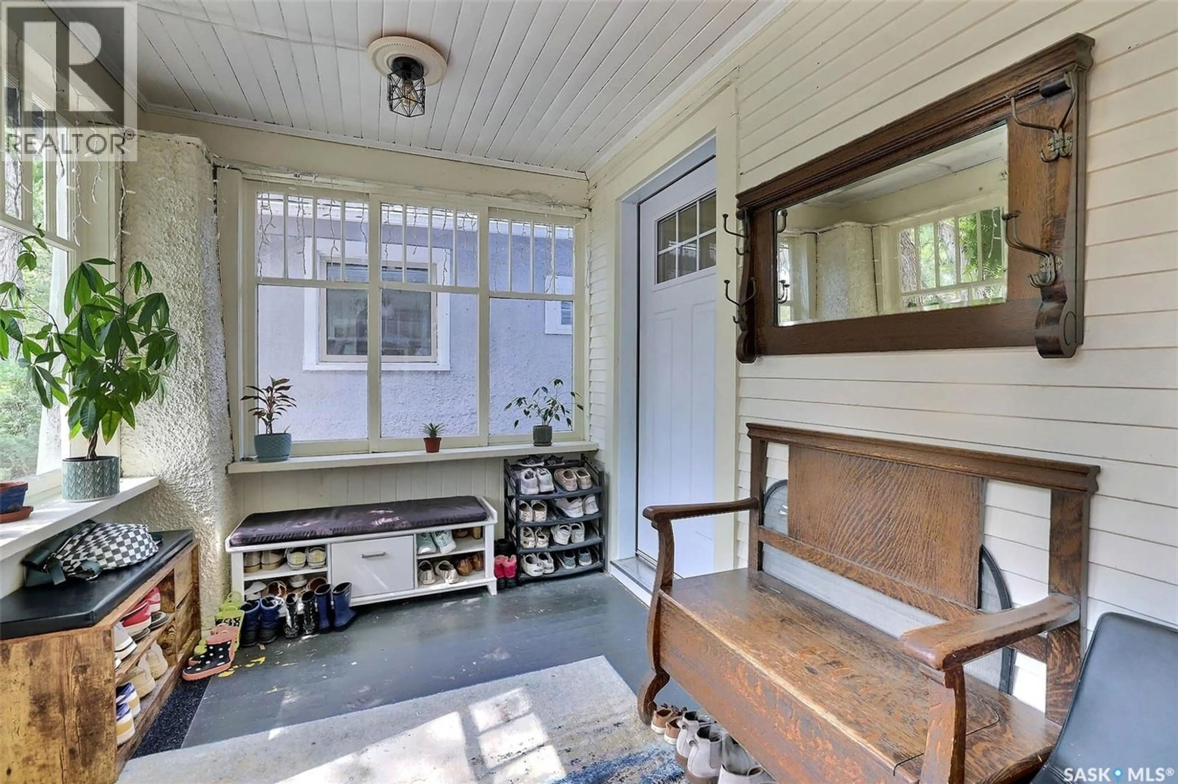 Indoor entryway for 3408 VICTORIA AVENUE, Regina Saskatchewan S4T1L8