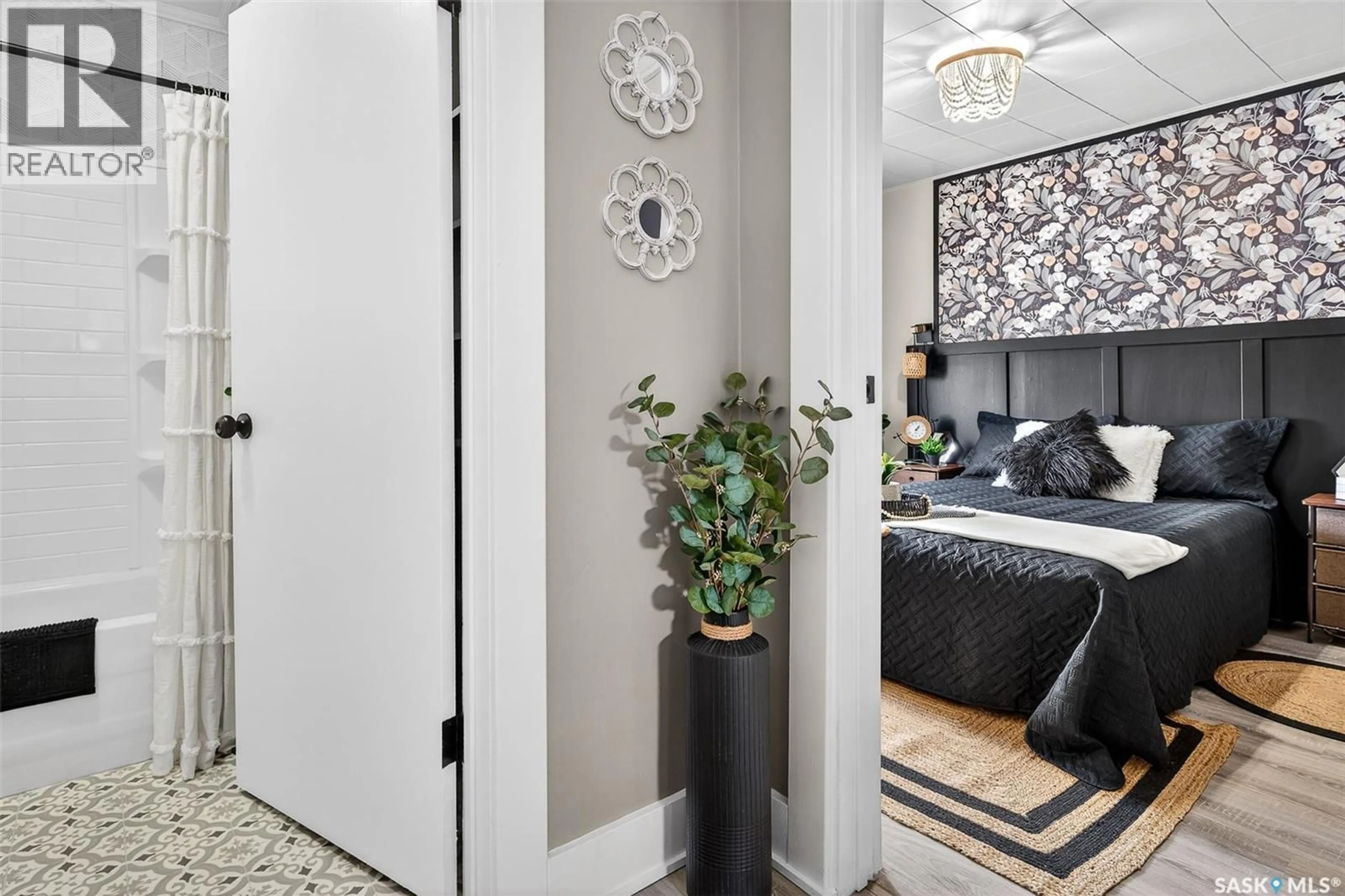 Indoor entryway for 75 ELSOM STREET, Moose Jaw Saskatchewan S6H4T9