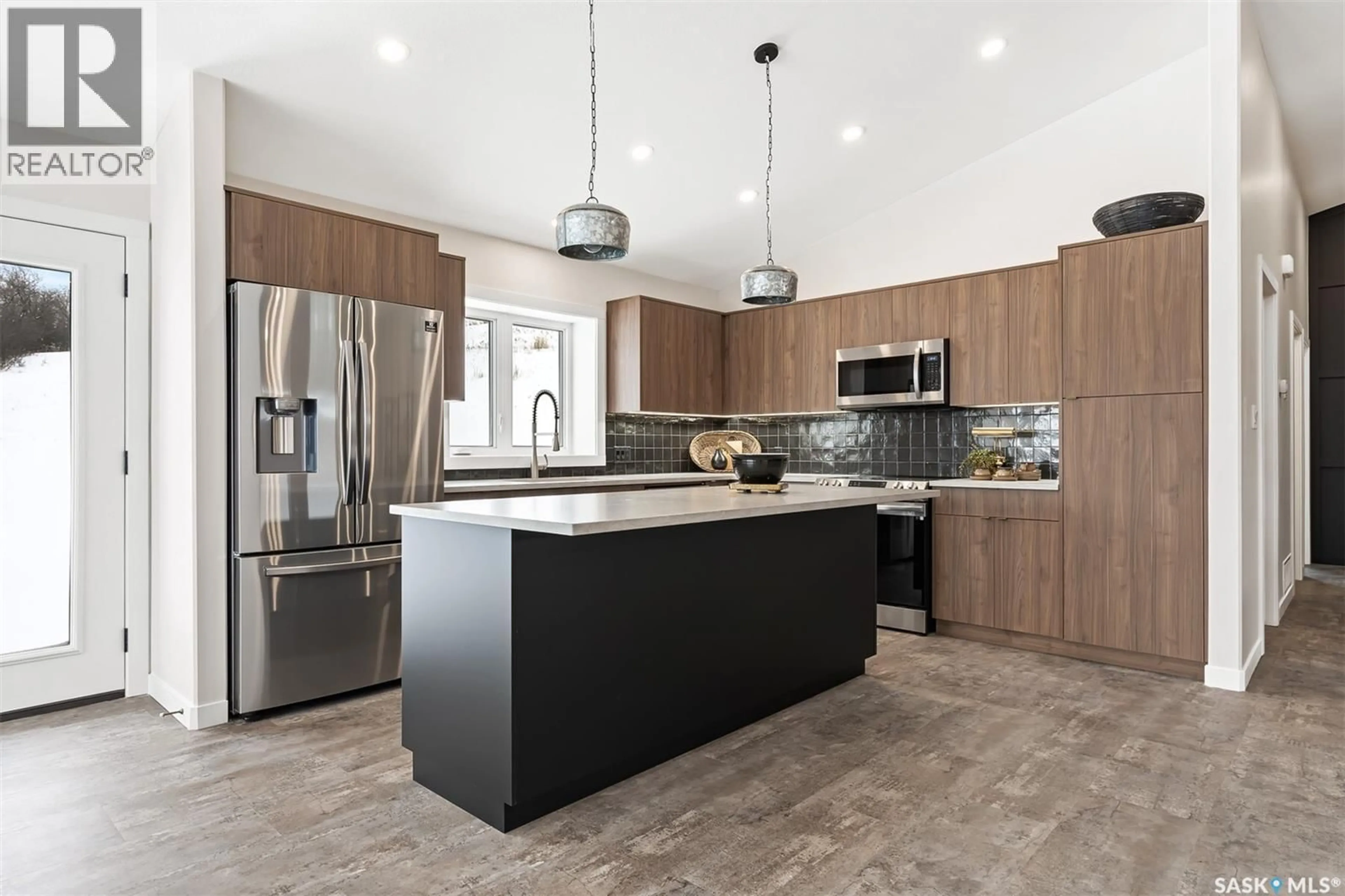 Contemporary kitchen, ceramic/tile floor for 970 8TH AVENUE, Lumsden Saskatchewan S0G3C0