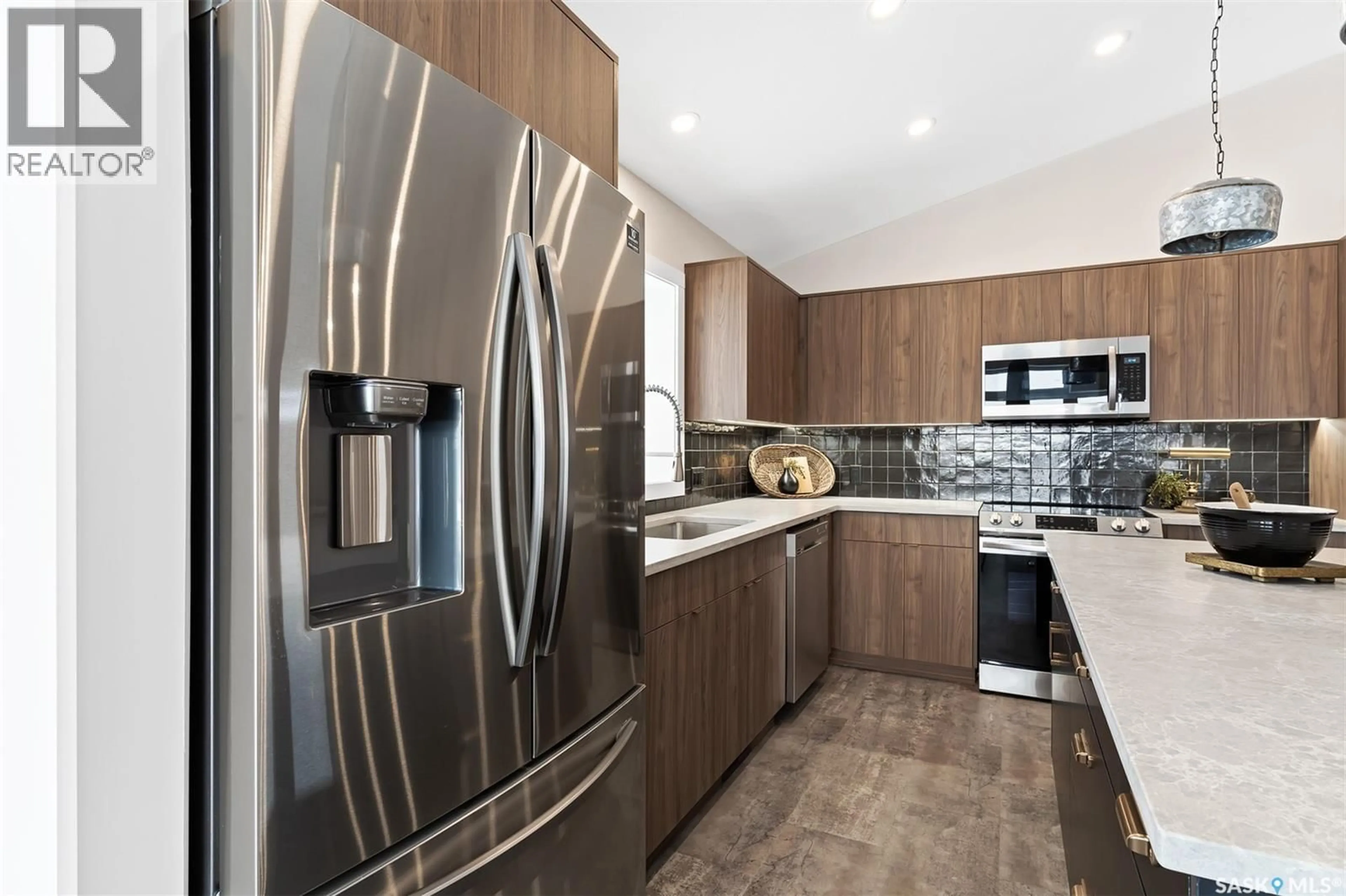 Contemporary kitchen, ceramic/tile floor for 970 8TH AVENUE, Lumsden Saskatchewan S0G3C0