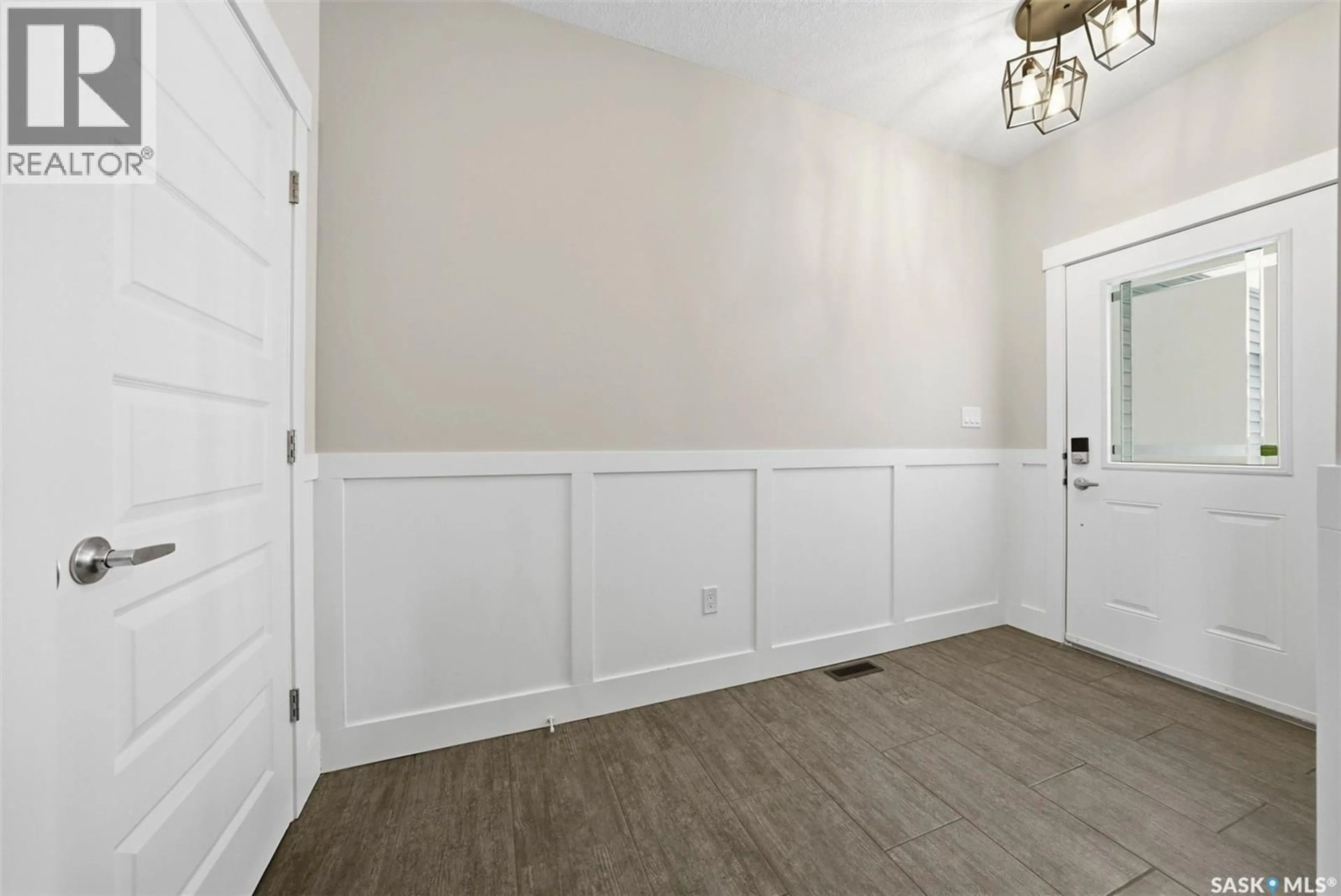 Indoor entryway for 209 - 3220 11TH STREET, Saskatoon Saskatchewan S7M5M4