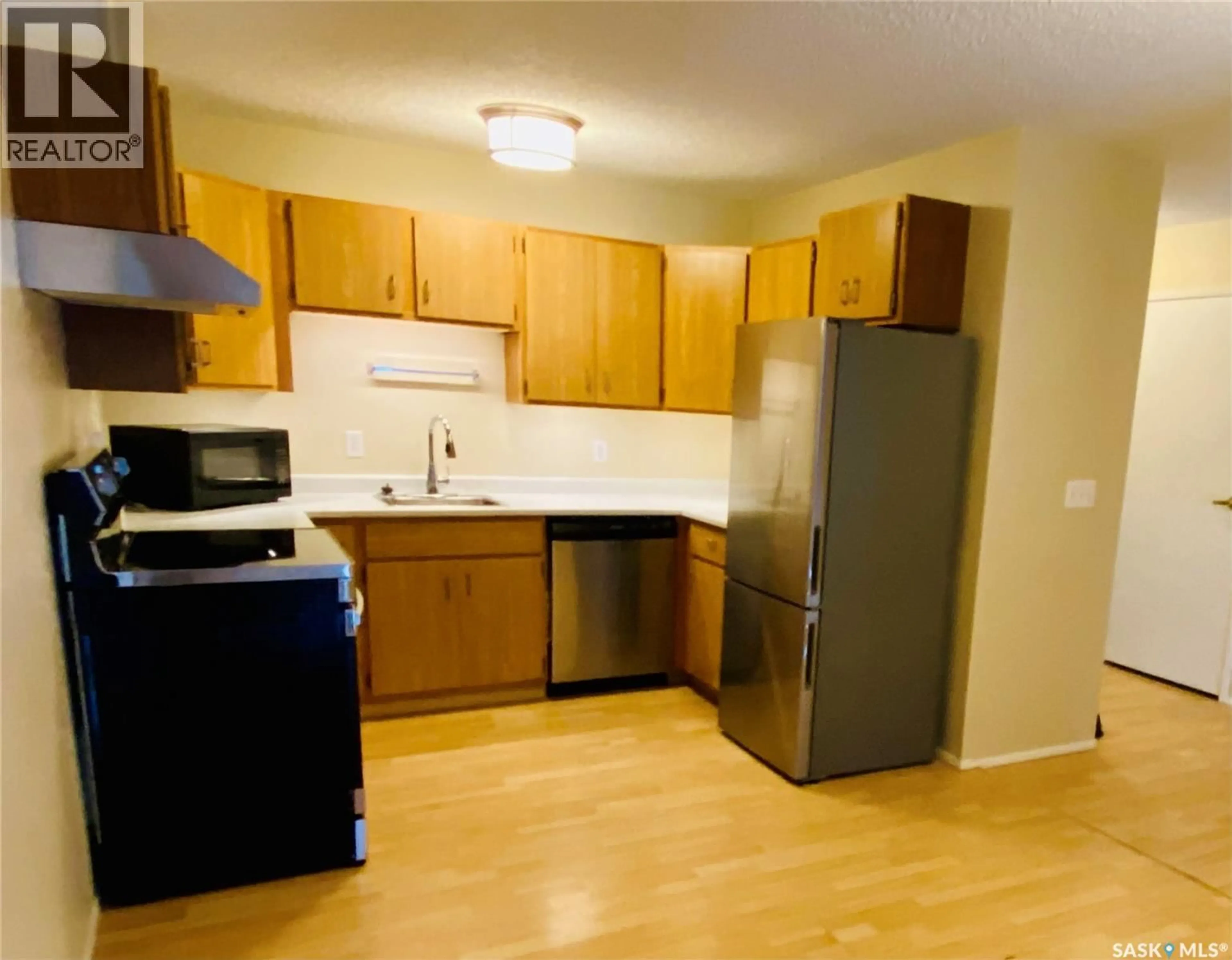 Standard kitchen, unknown for 104 - 1006 9TH STREET, Saskatoon Saskatchewan S7H0N2