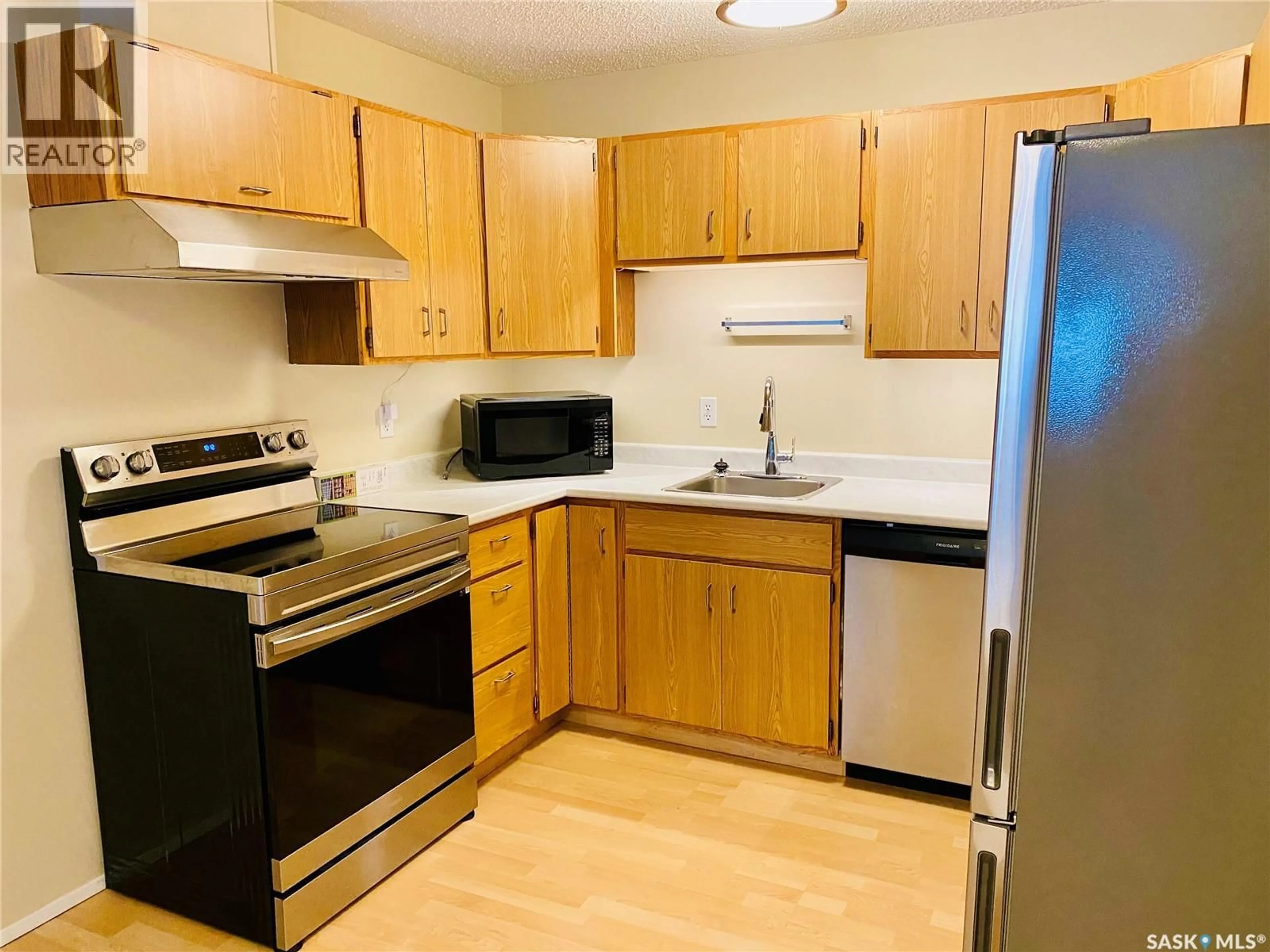 Standard kitchen, unknown for 104 - 1006 9TH STREET, Saskatoon Saskatchewan S7H0N2