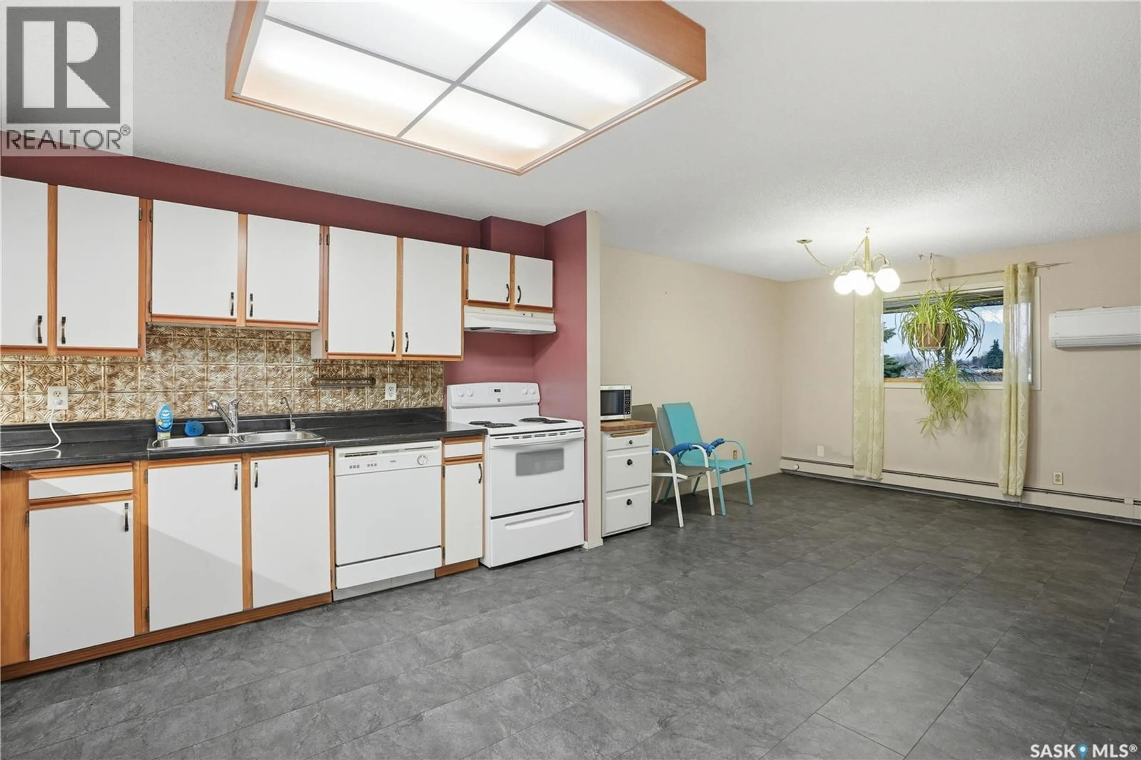 Standard kitchen, ceramic/tile floor for 706 - 304 CONFEDERATION DRIVE, Saskatoon Saskatchewan S7L5R7