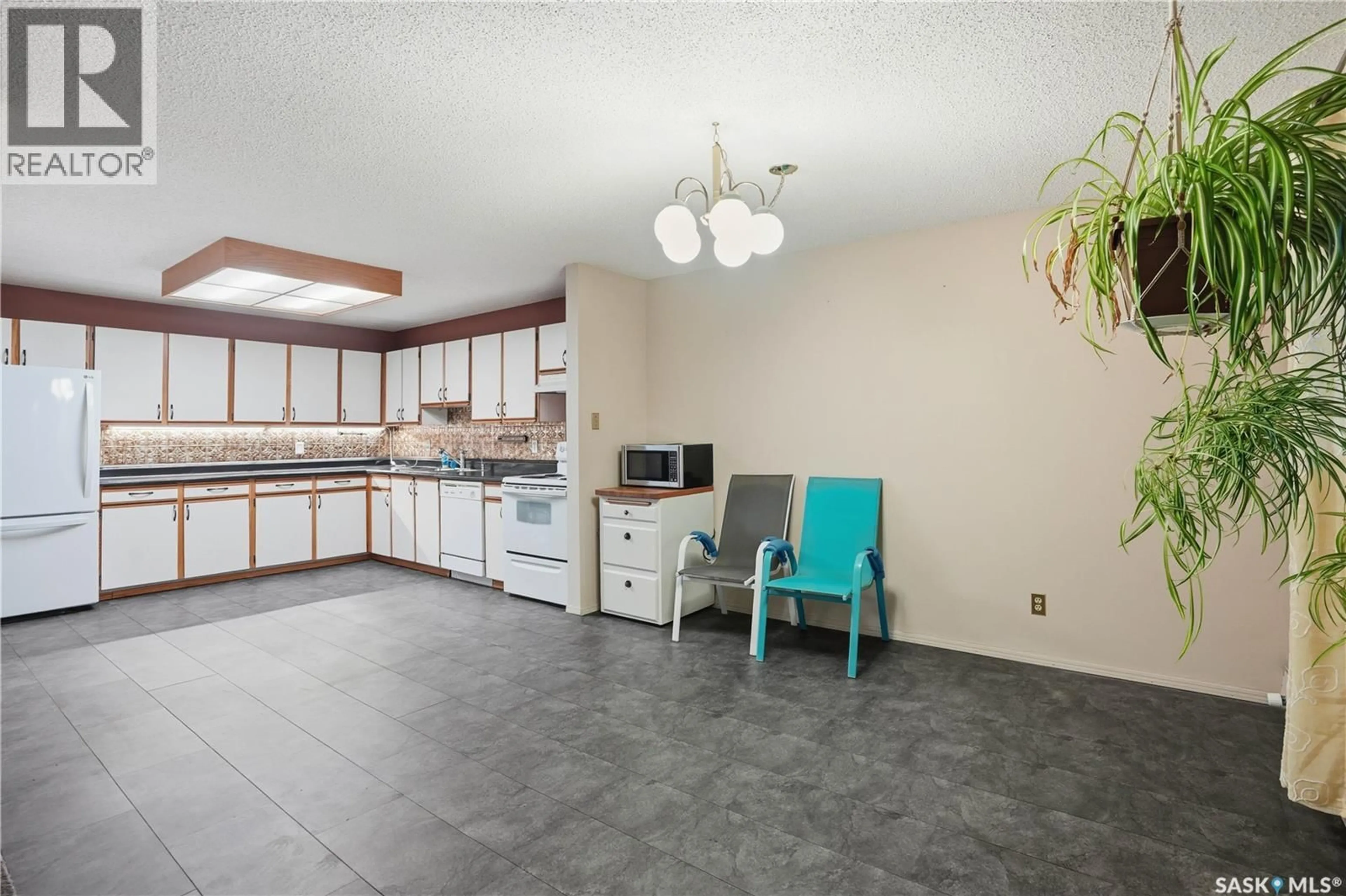 Standard kitchen, ceramic/tile floor for 706 - 304 CONFEDERATION DRIVE, Saskatoon Saskatchewan S7L5R7