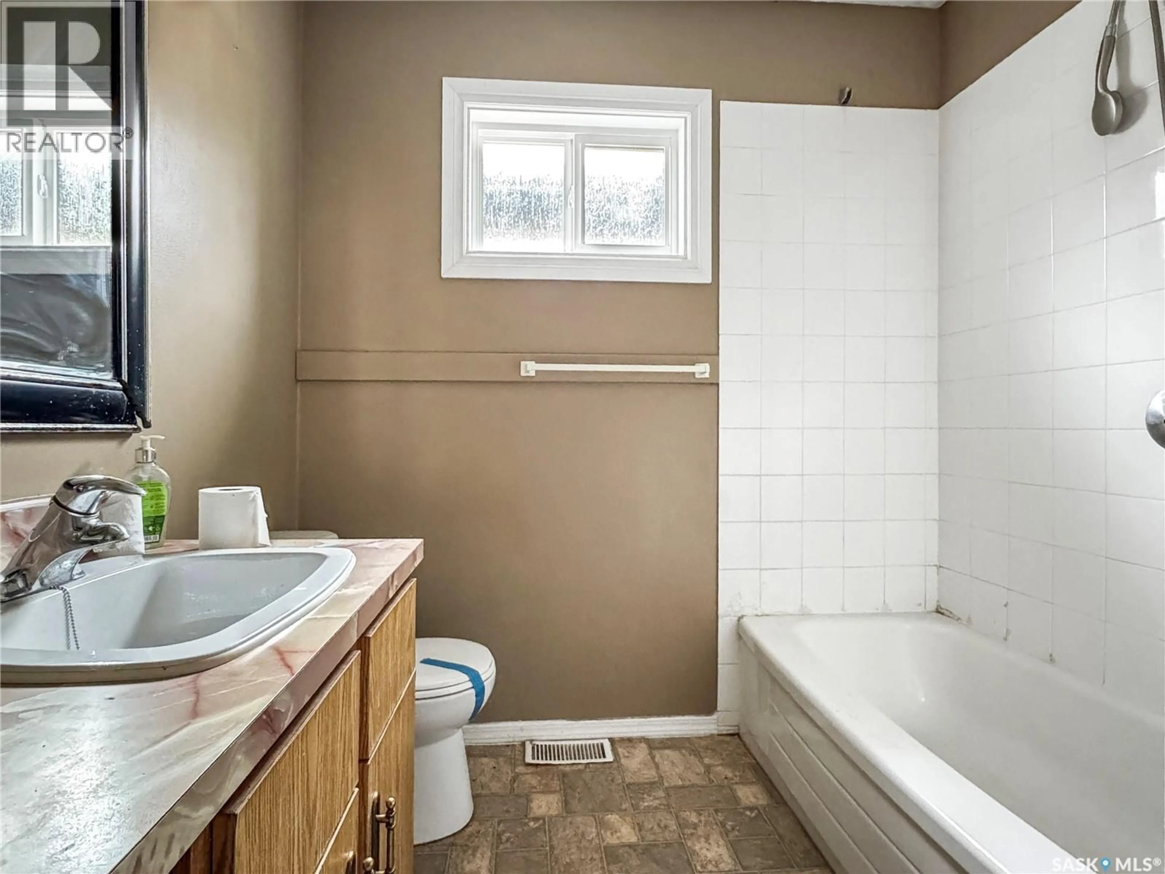 Standard bathroom, ceramic/tile floor for 406 BIRCH DRIVE, Maidstone Saskatchewan S0M1M0