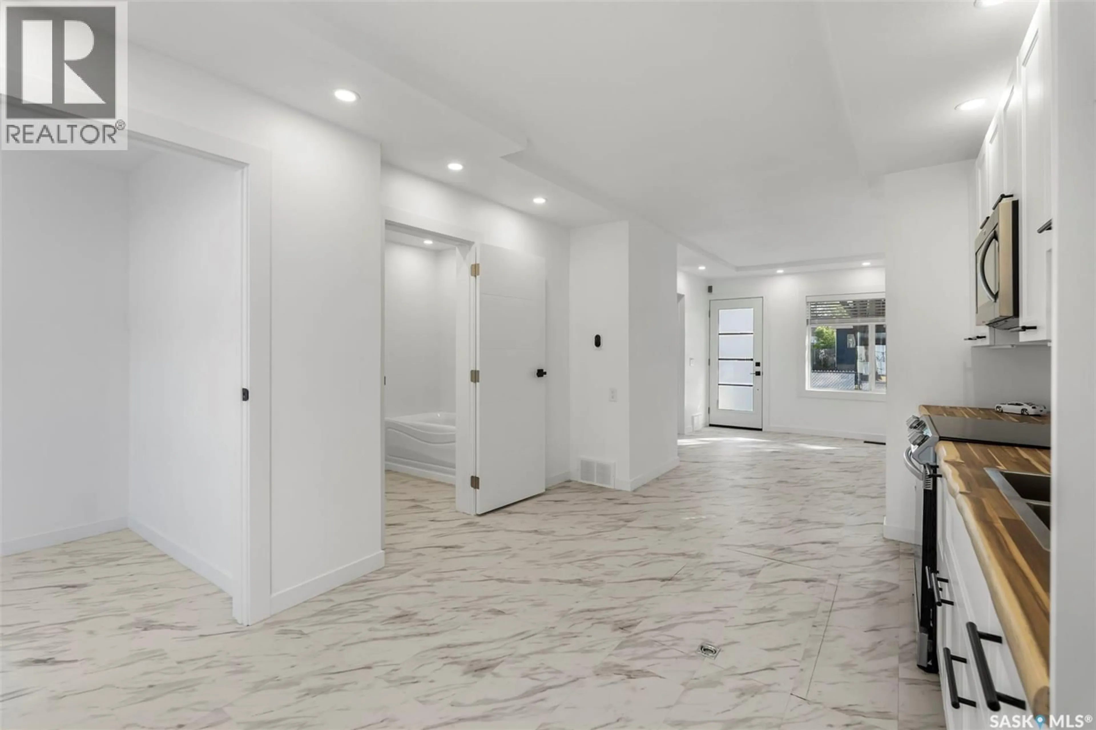 Indoor foyer for 117 U AVENUE, Saskatoon Saskatchewan S7M3B9