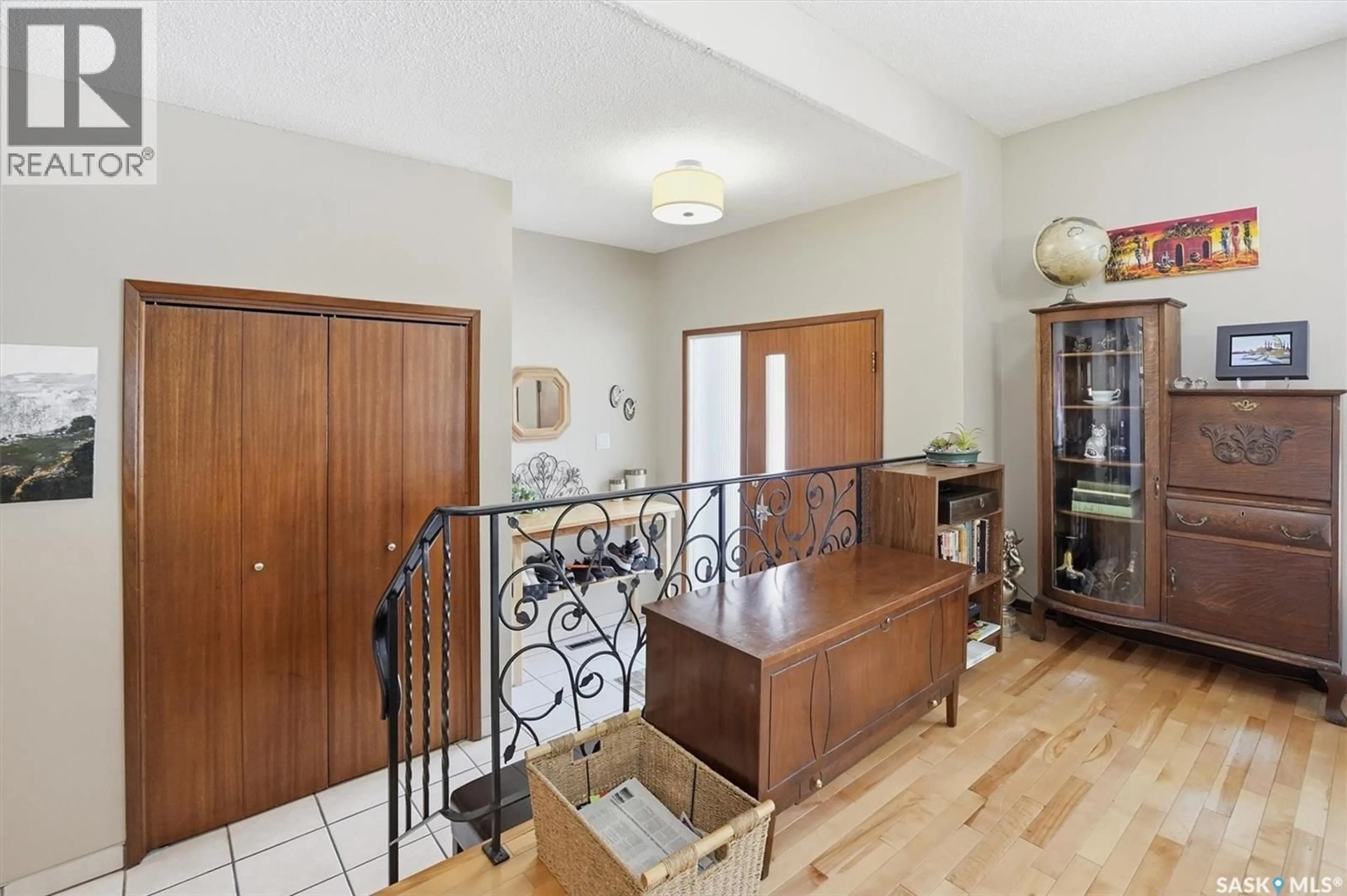 Indoor foyer for 2195 EASTHILL, Saskatoon Saskatchewan S7J3C8