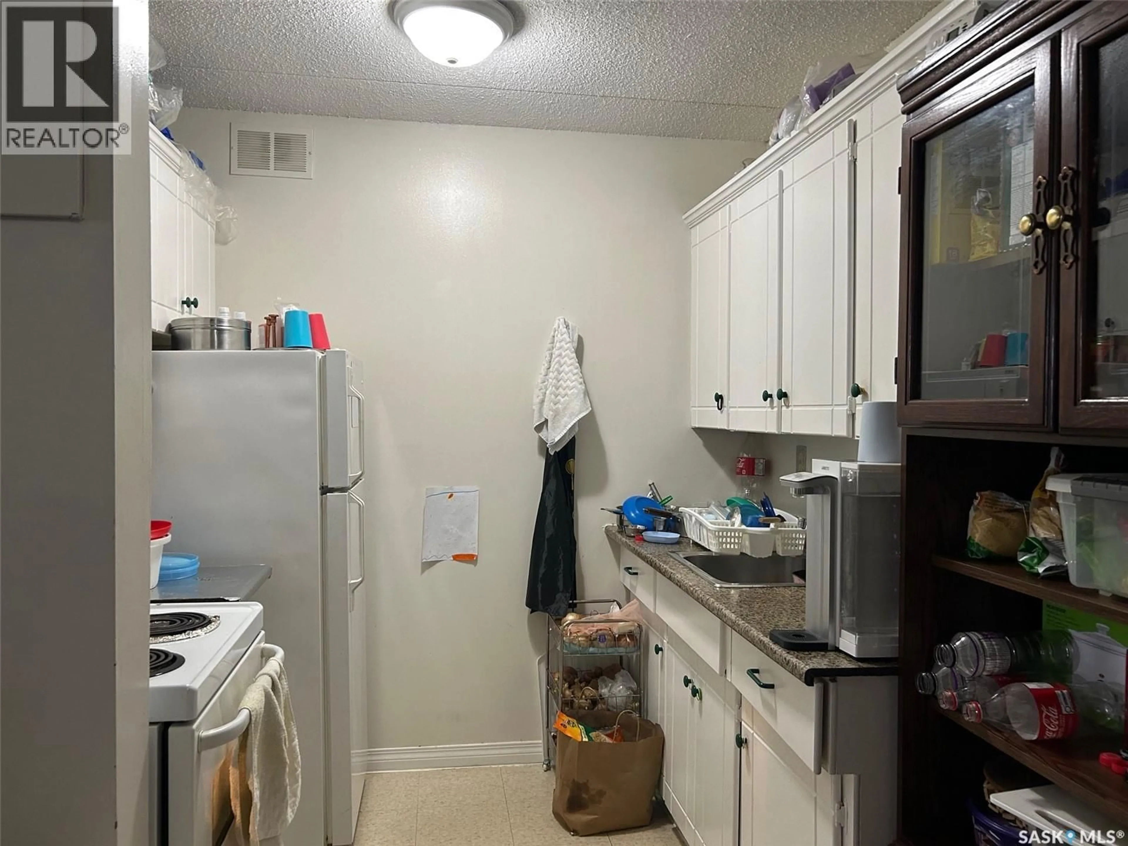 Standard kitchen, unknown for 550 - 302 LAURIER STREET, Moose Jaw Saskatchewan S6H6X6
