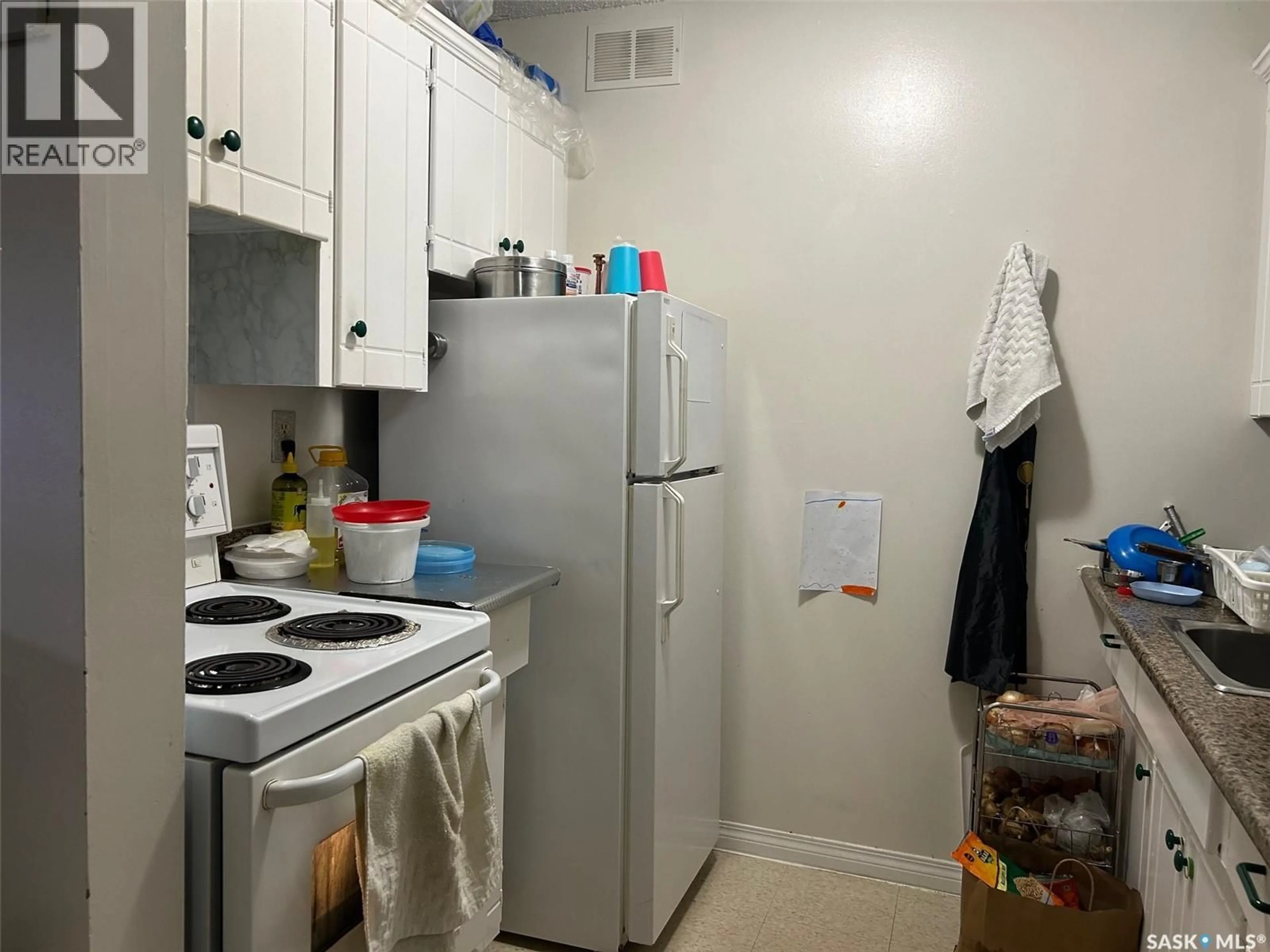 Standard kitchen, unknown for 550 - 302 LAURIER STREET, Moose Jaw Saskatchewan S6H6X6