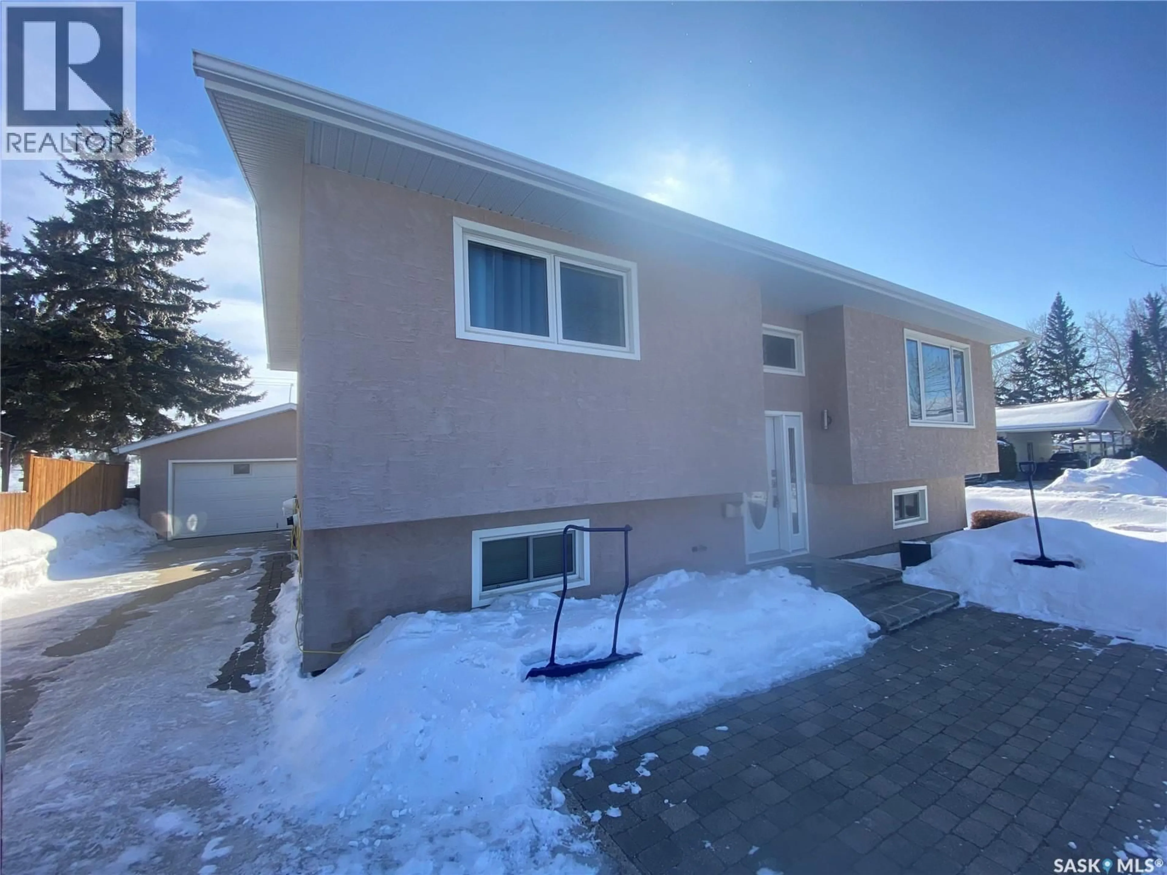 A pic from outside/outdoor area/front of a property/back of a property/a pic from drone, street for 5 CARDINAL BAY, Yorkton Saskatchewan S3N3E4