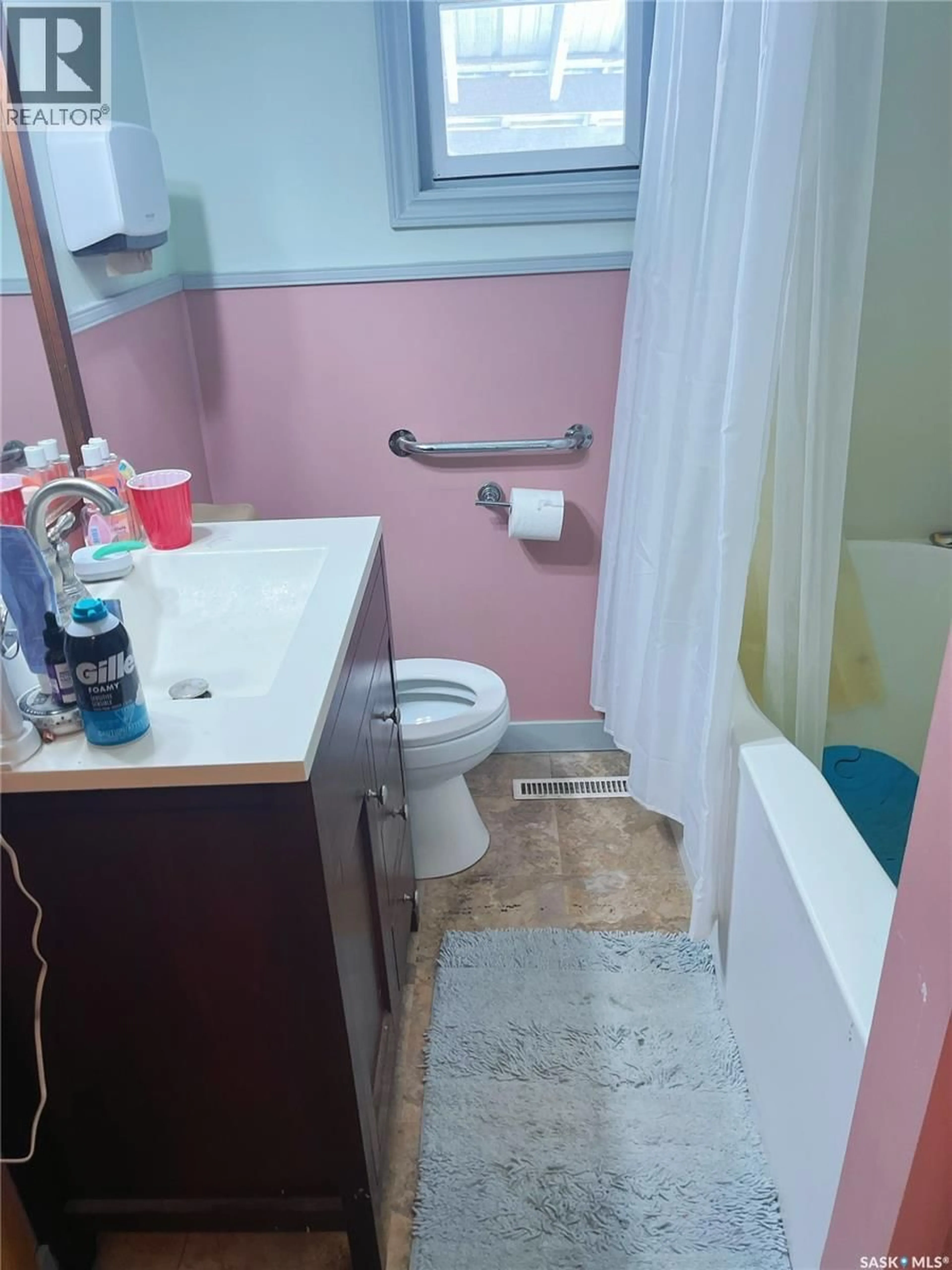 Standard bathroom, floor is not visible for 453 VANCOUVER AVENUE, Saskatoon Saskatchewan S7M3N3
