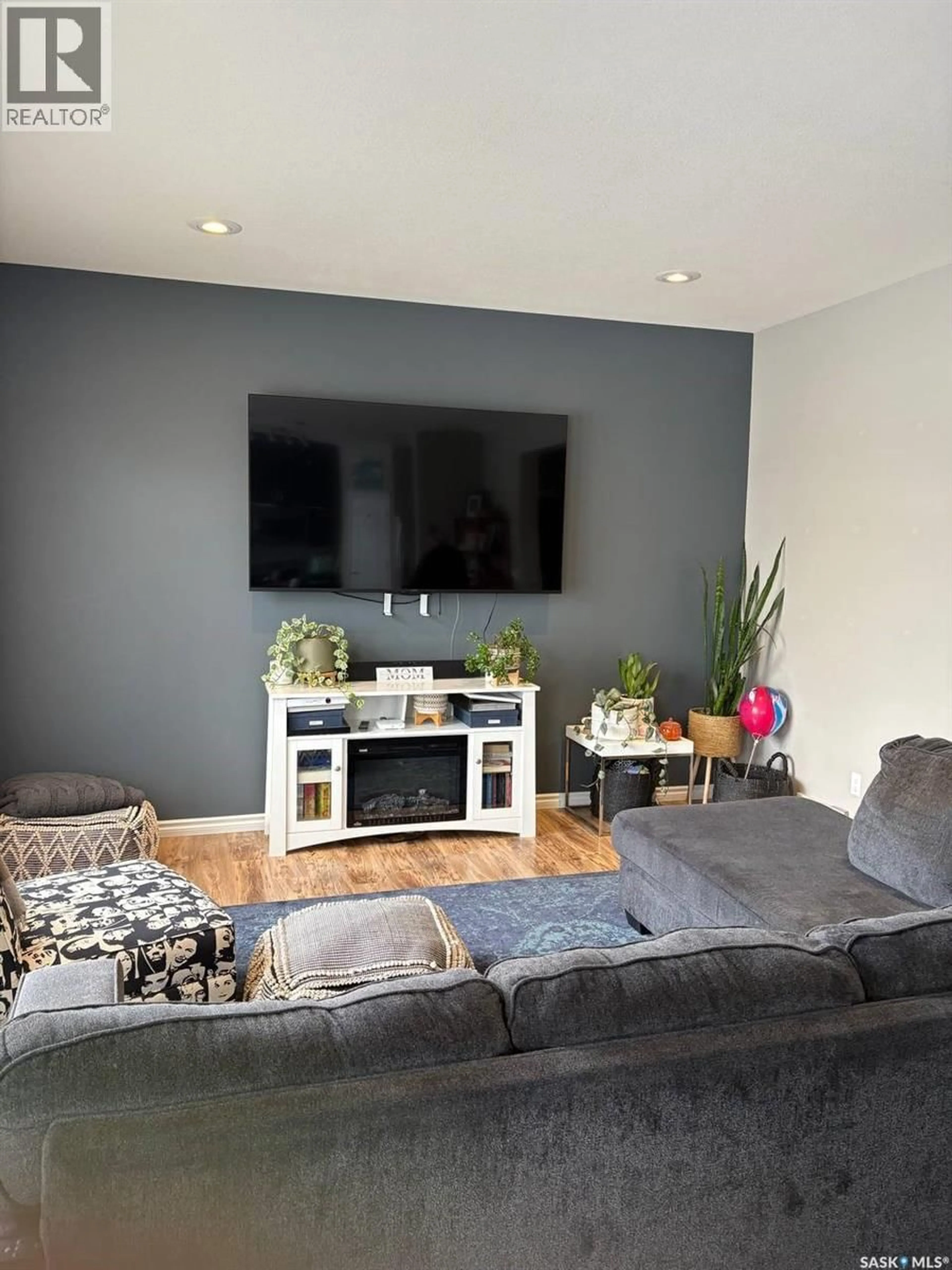 Living room with furniture, unknown for 422 LEWIN WAY, Saskatoon Saskatchewan S7T0T3