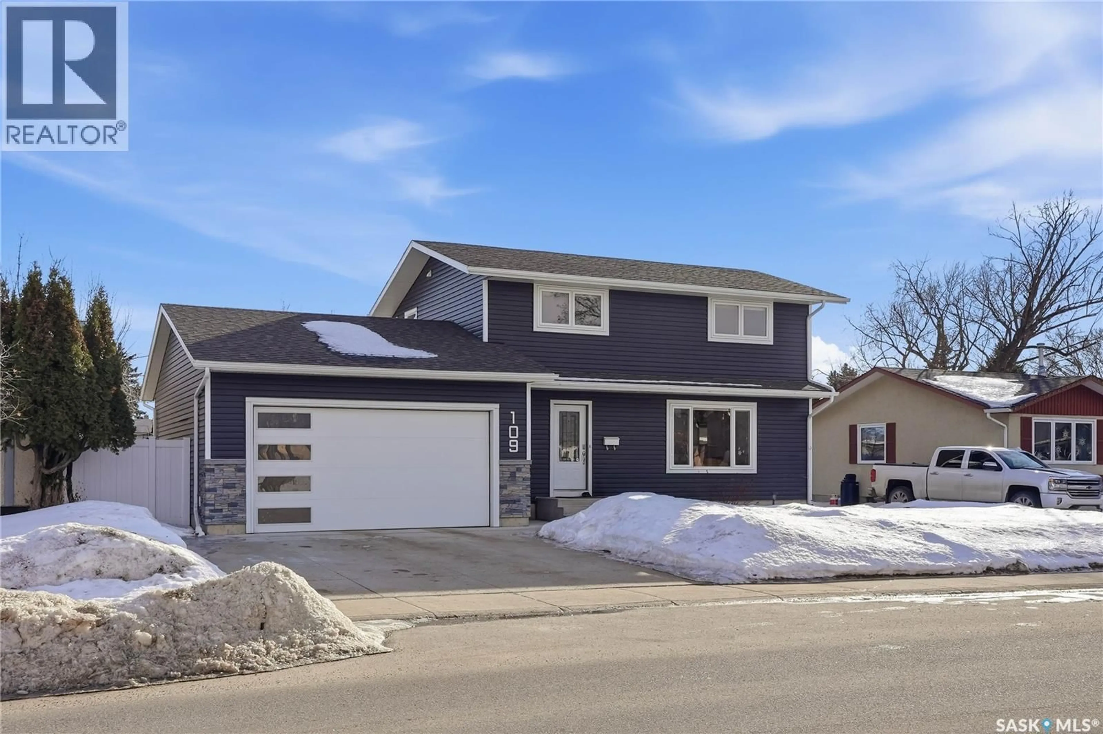 Home with vinyl exterior material, street for 109 CHURCHILL DRIVE, Saskatoon Saskatchewan S7K3X3