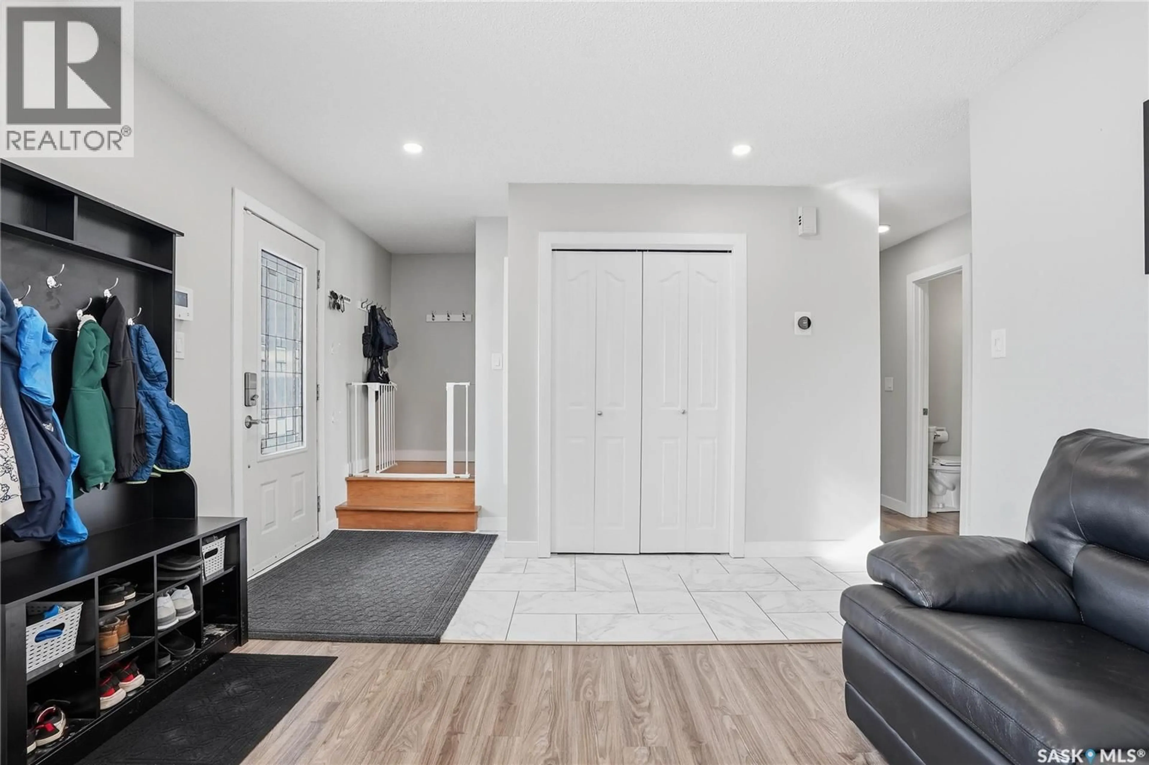 Indoor entryway for 109 CHURCHILL DRIVE, Saskatoon Saskatchewan S7K3X3