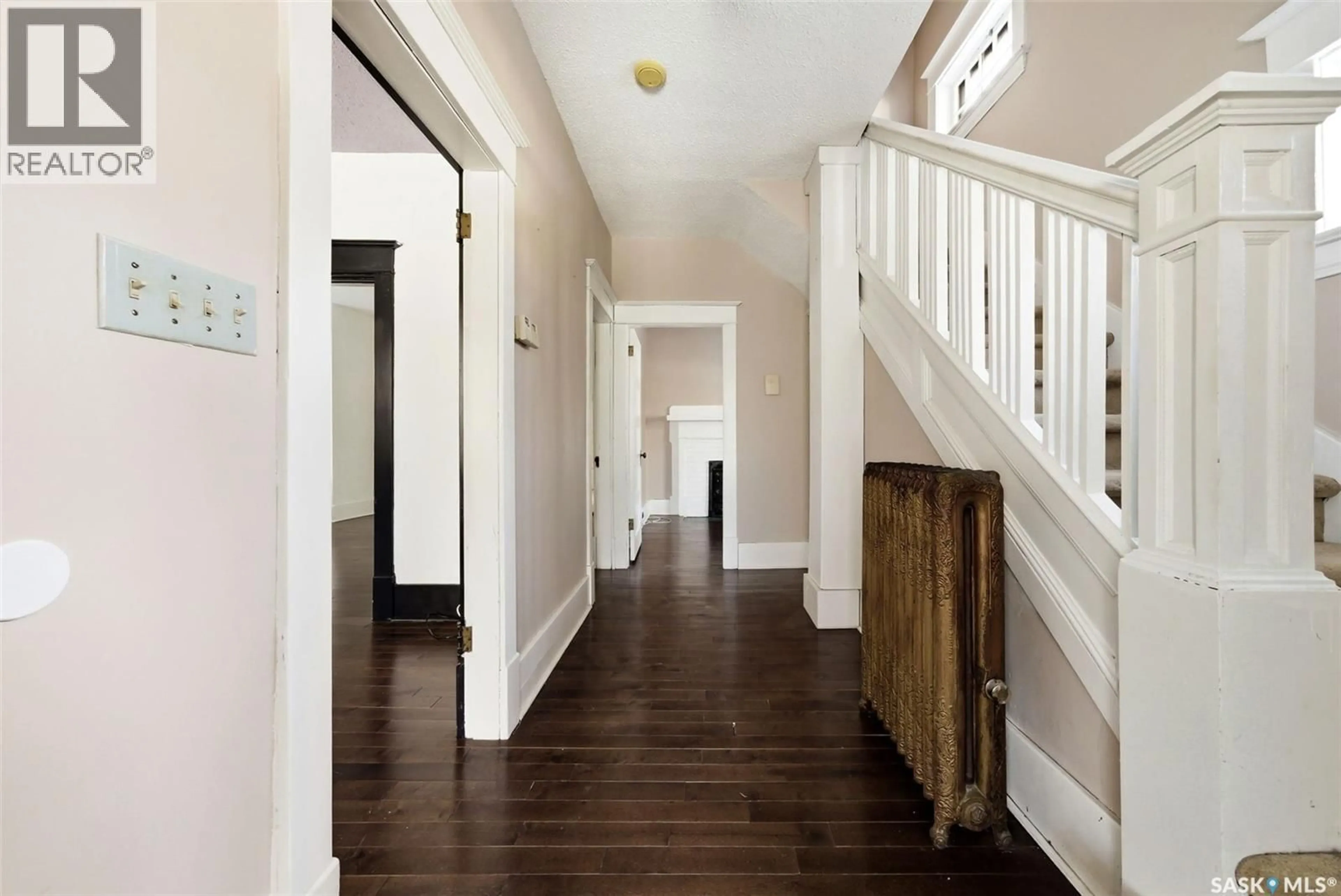 Indoor foyer for 2026 GARNET STREET, Regina Saskatchewan S4T2Z6