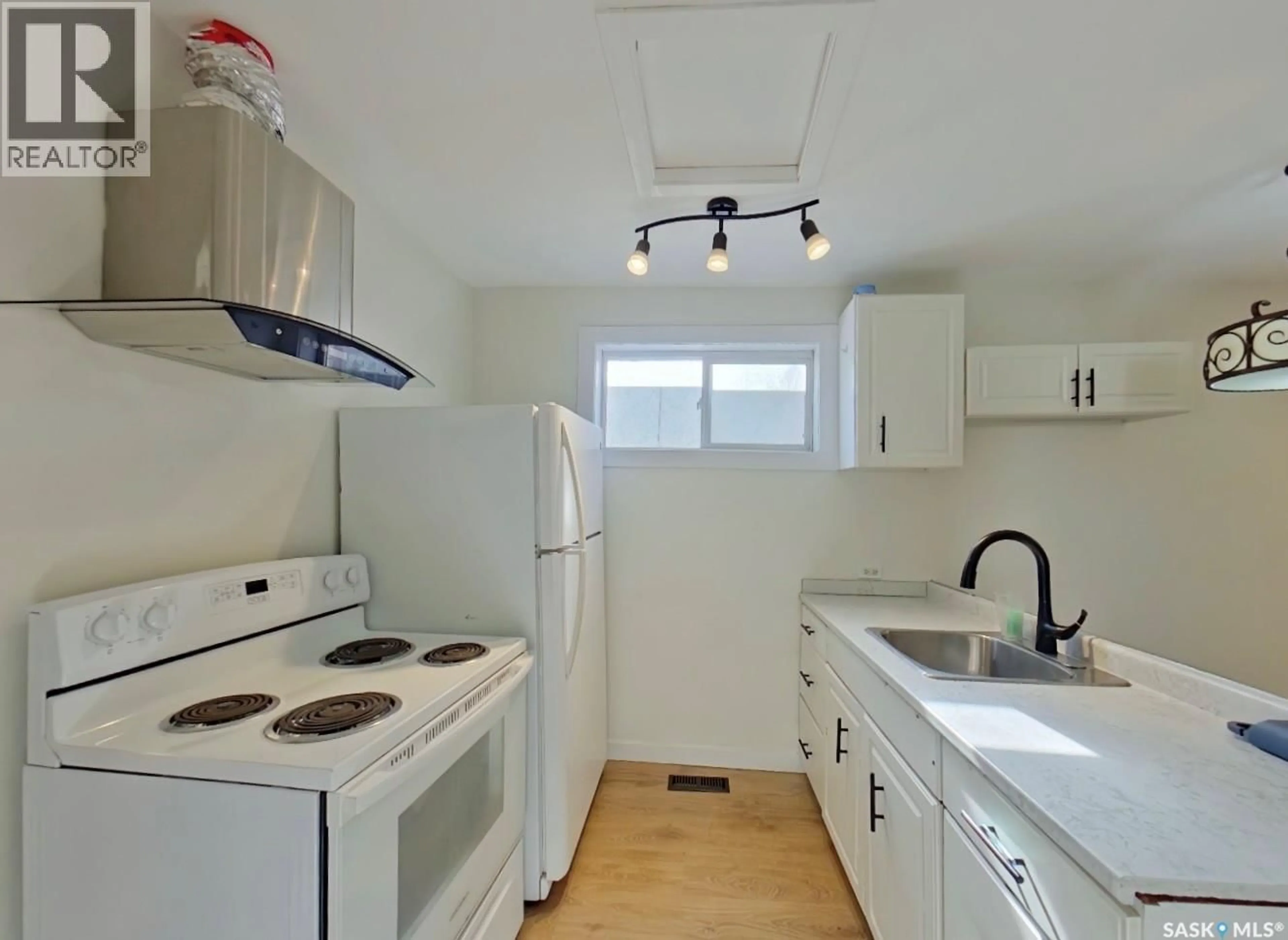 Standard kitchen, unknown for 651 QUEEN STREET, Regina Saskatchewan S4T4A2