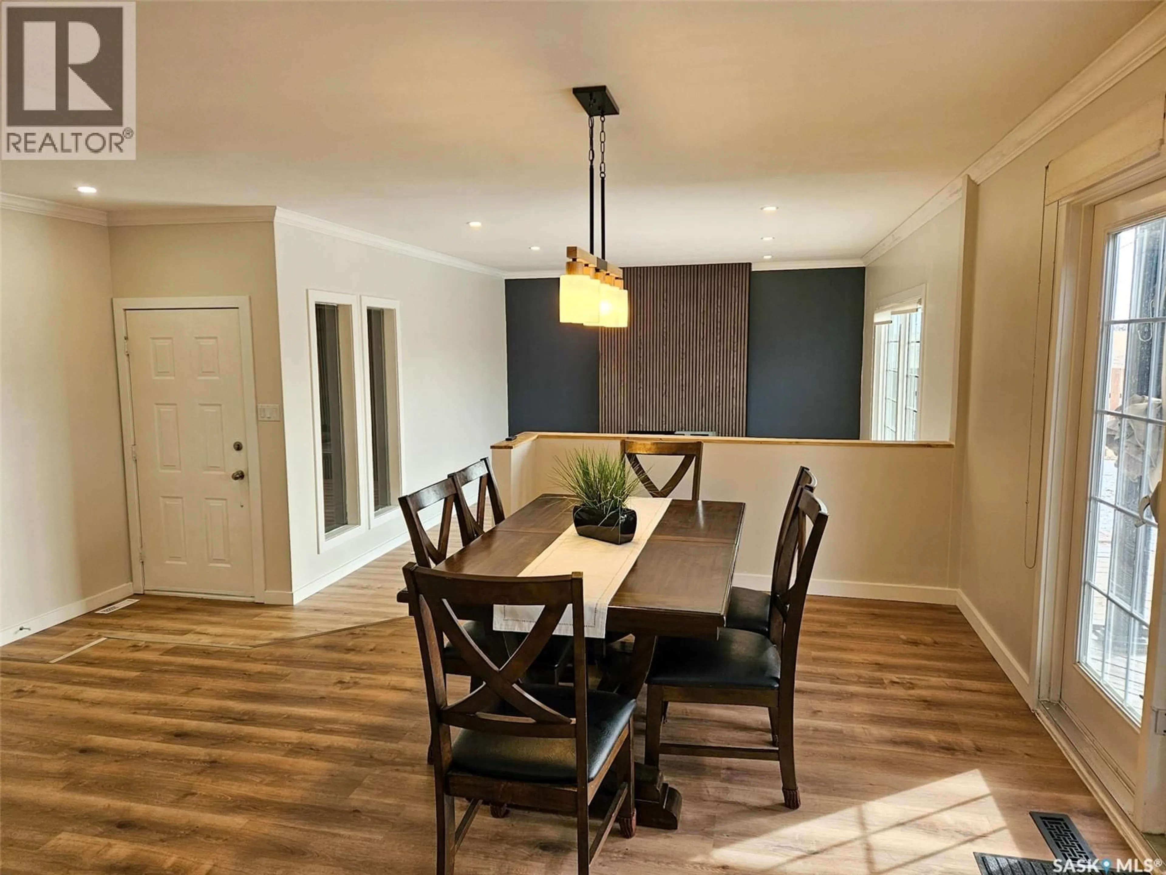 Dining room, wood/laminate floor for 20 CENTENNIAL DRIVE, Mossbank Saskatchewan S0H3G0