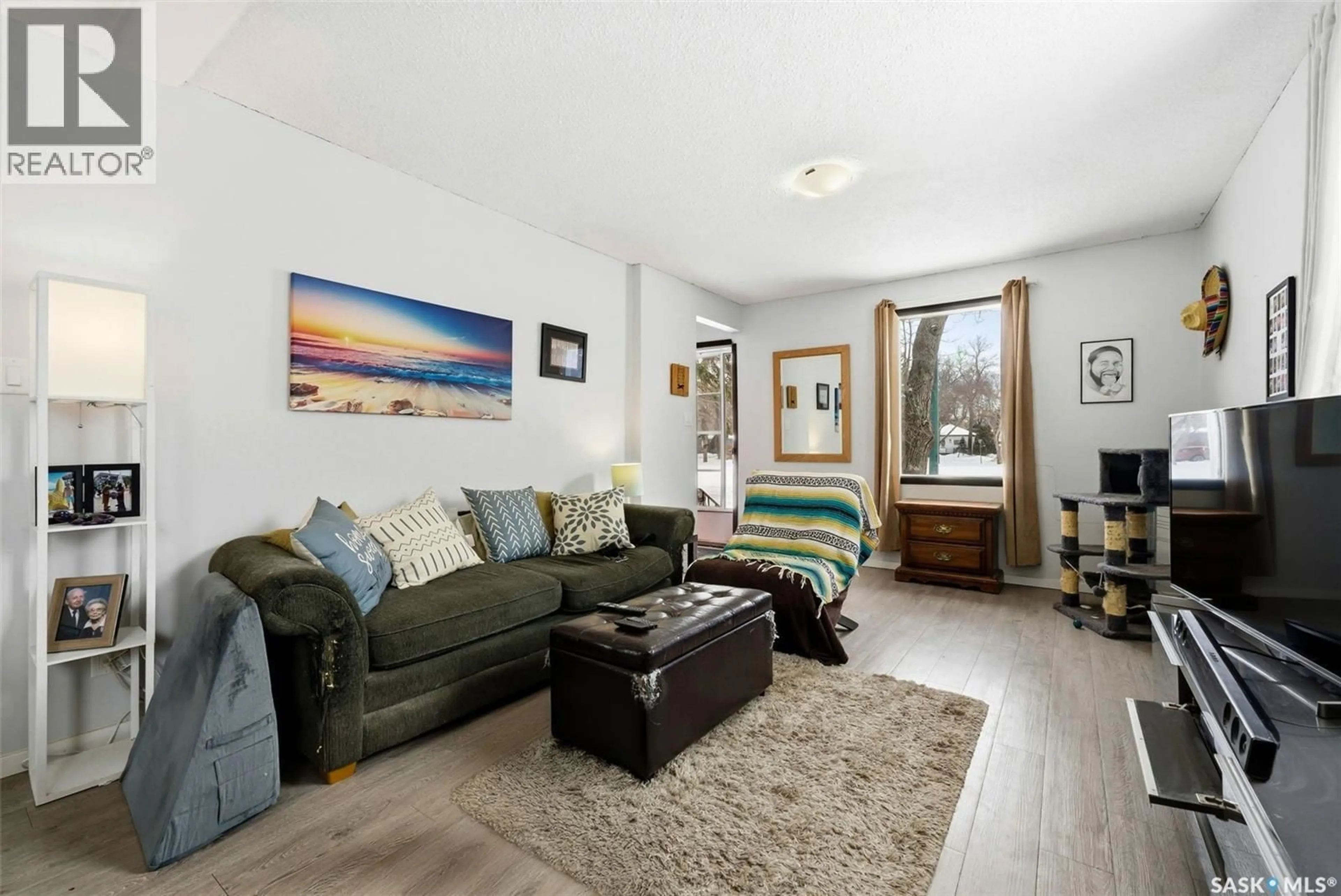 Living room with furniture, wood/laminate floor for 414 18TH AVENUE, Regina Saskatchewan S4N1G1
