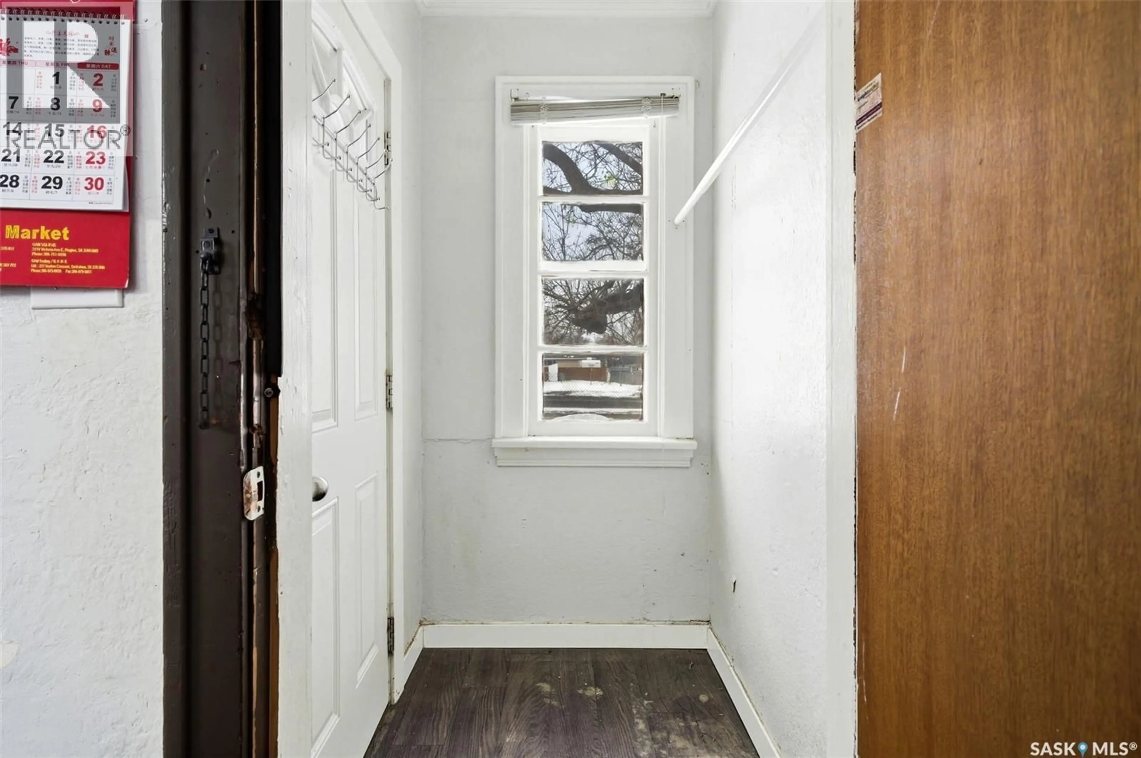 Indoor entryway for 441 PASQUA STREET, Regina Saskatchewan S4R4M8