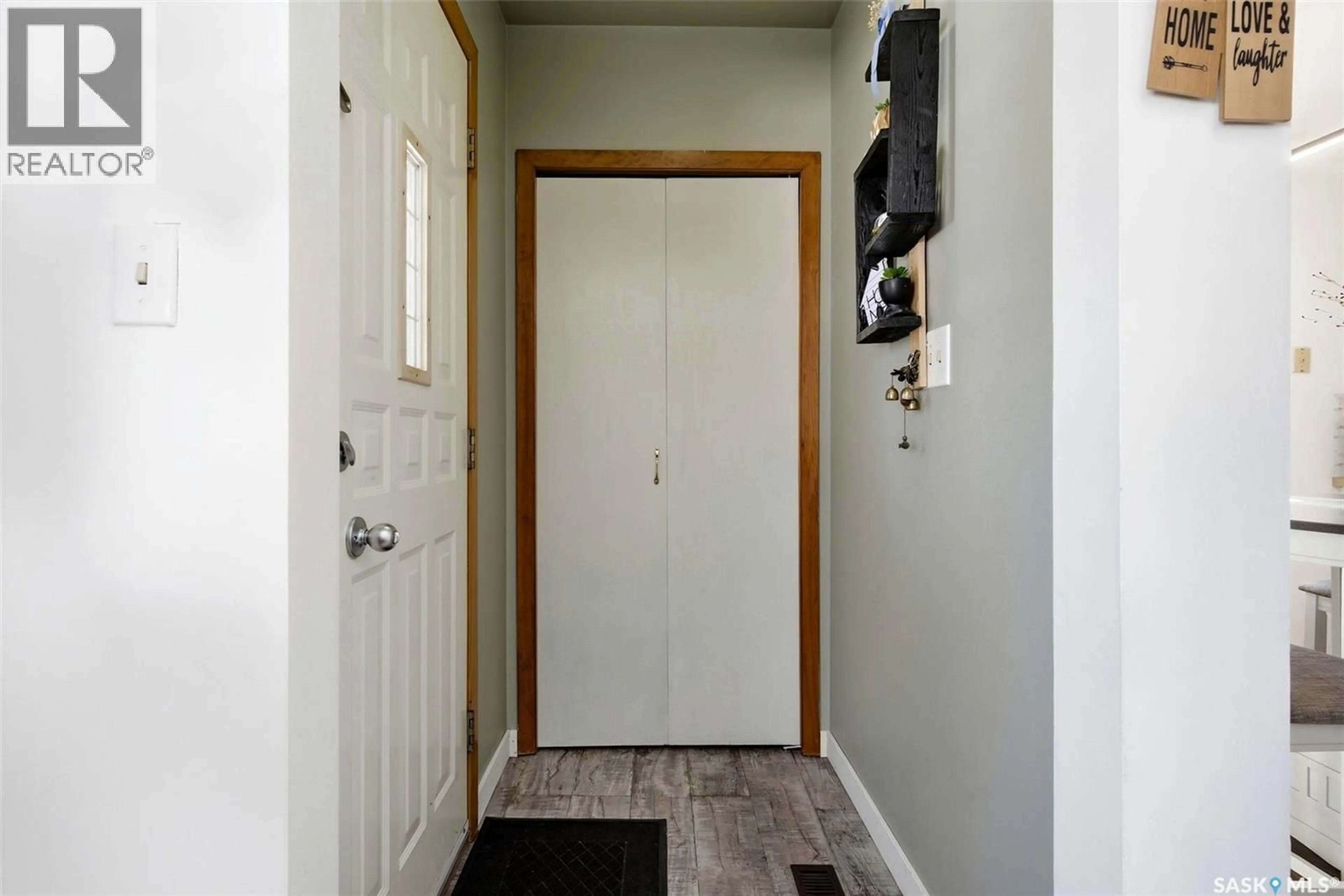 Indoor entryway for 1022 BRODER STREET, Regina Saskatchewan S4N3P7