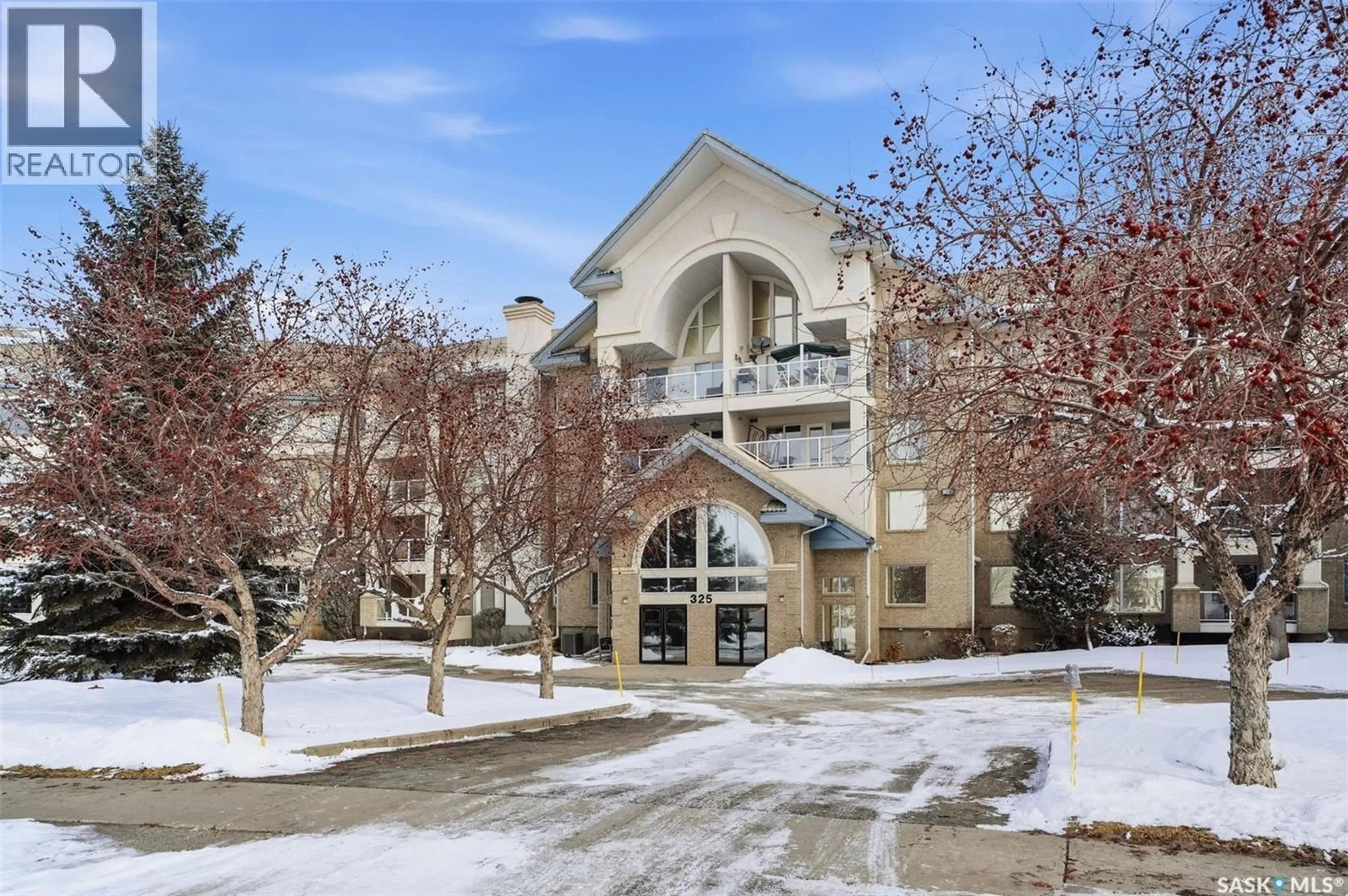 Indoor foyer for 325 - 335 KEEVIL CRESCENT, Saskatoon Saskatchewan S7N4R8