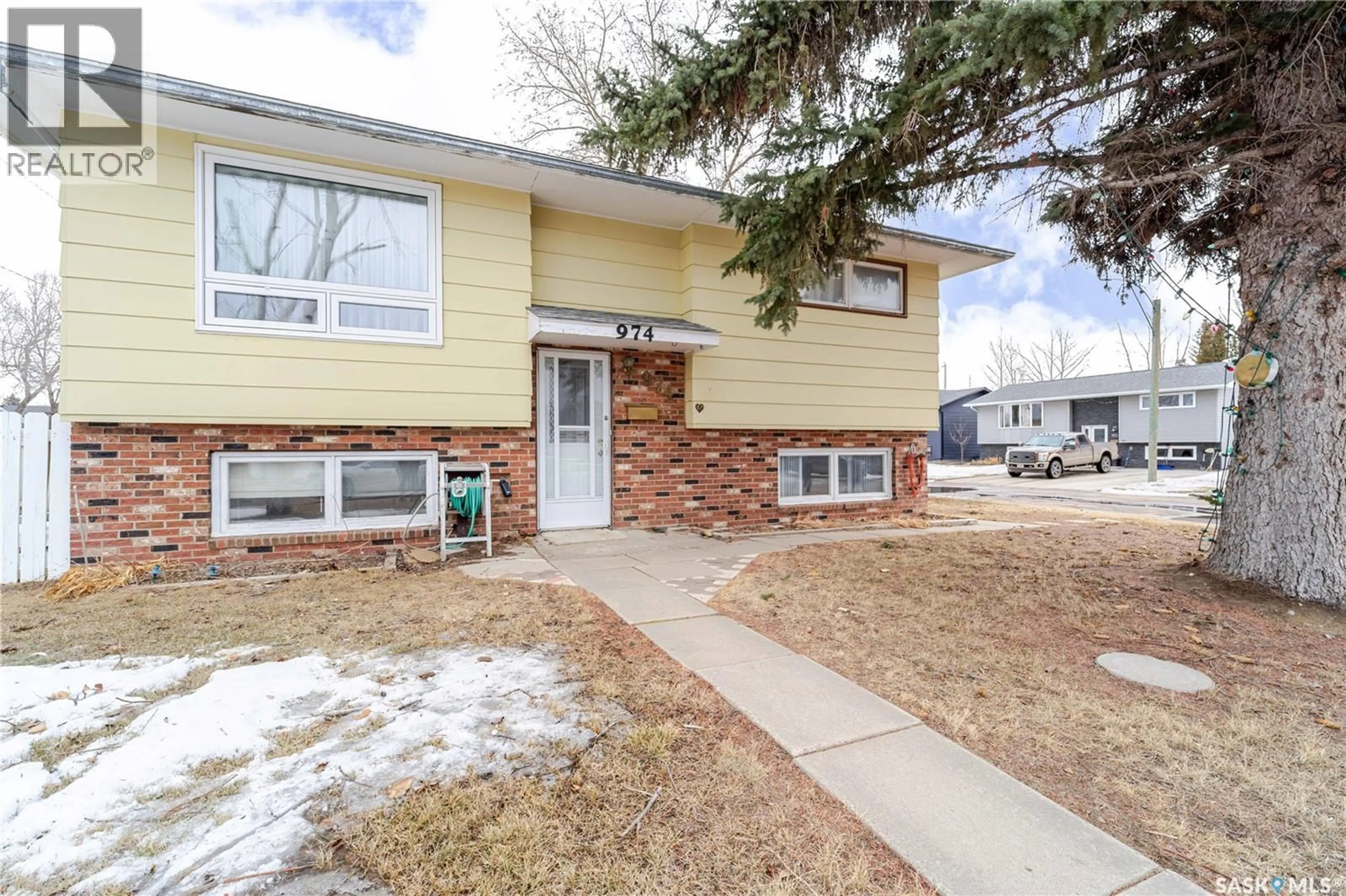 Home with brick exterior material, street for 974 HAWTHORNE CRESCENT, Moose Jaw Saskatchewan S6H6T6