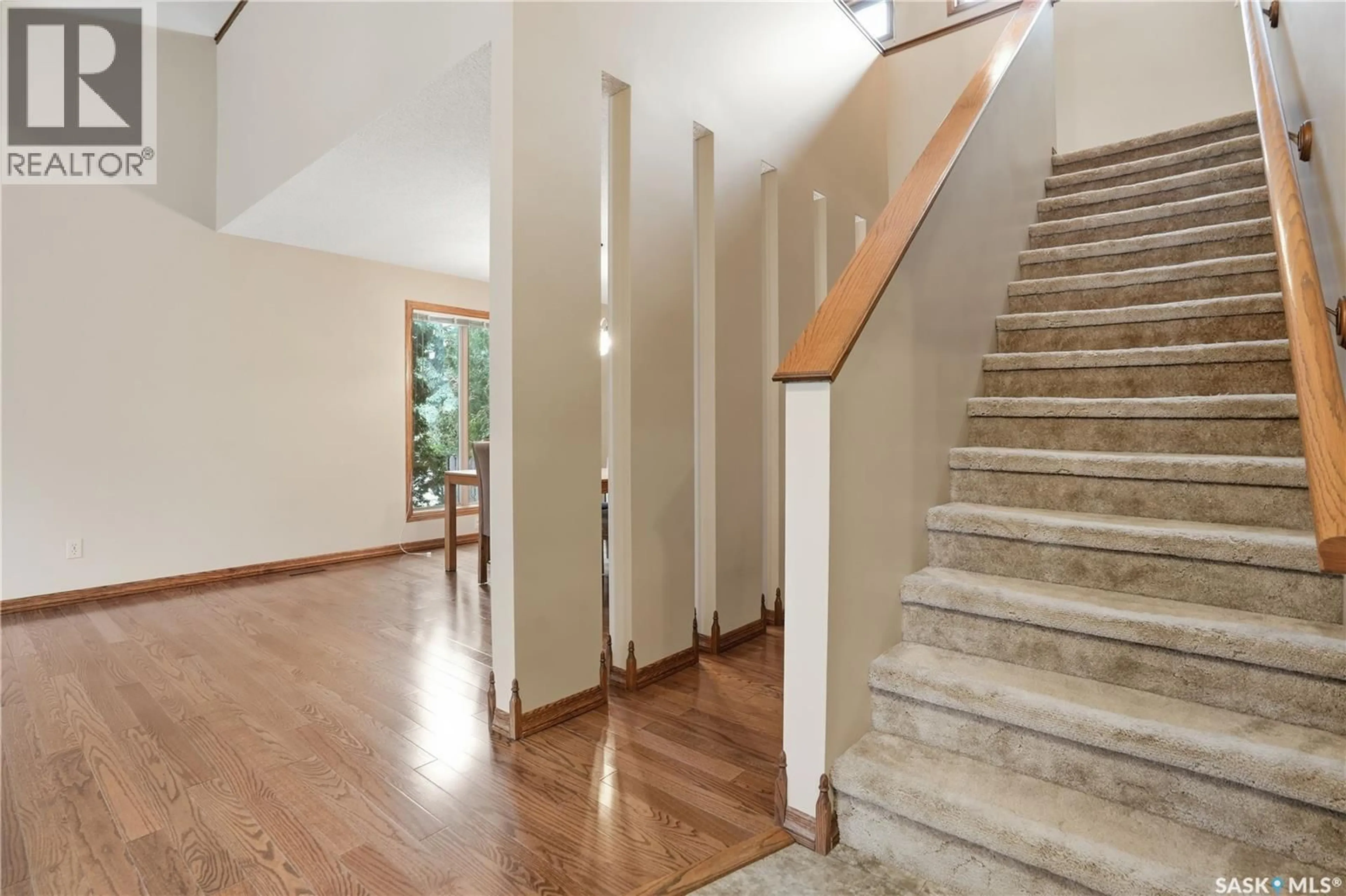 Indoor foyer for 3747 WETMORE CRESCENT, Regina Saskatchewan S4V2B7