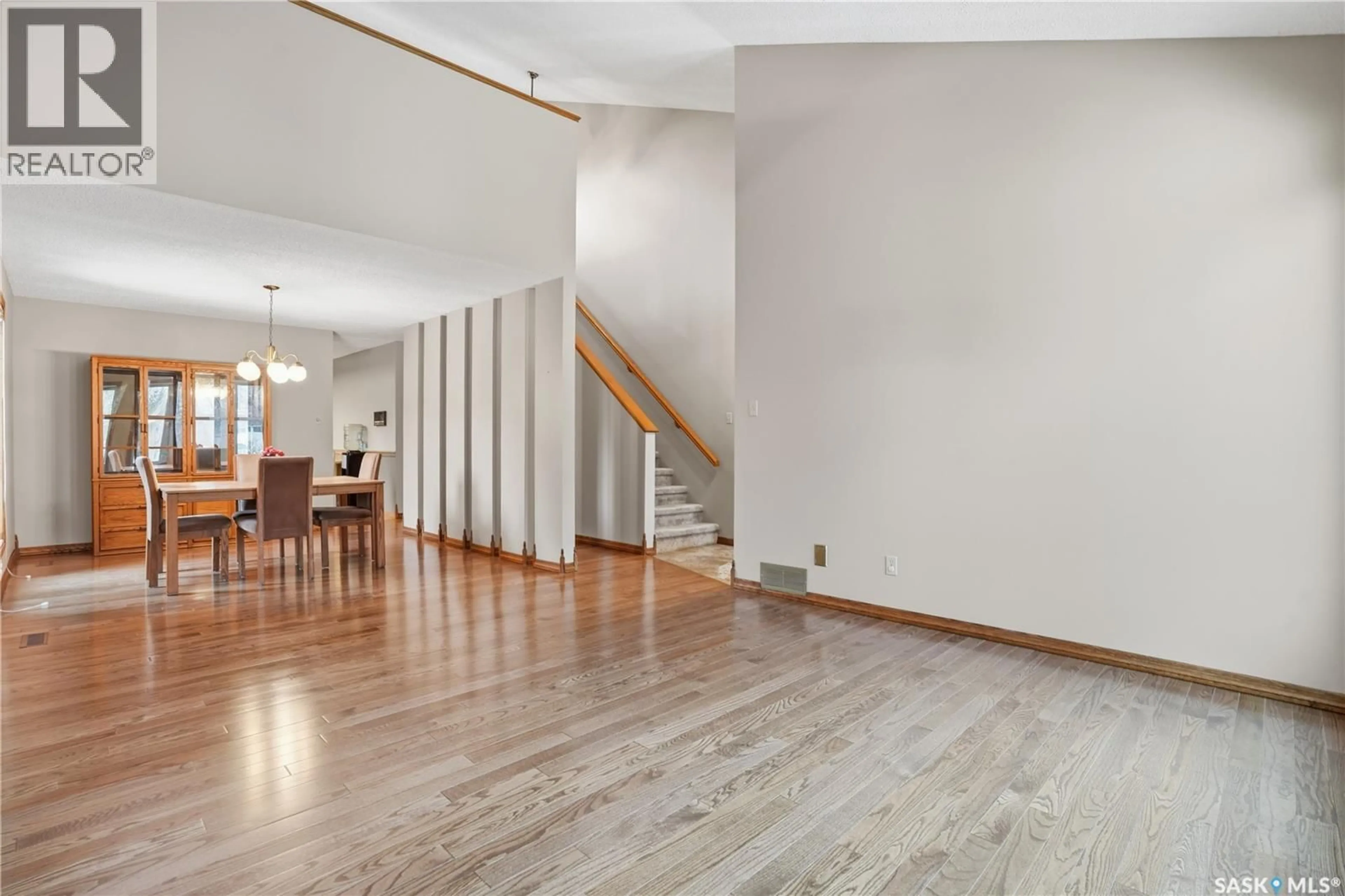 Indoor foyer for 3747 WETMORE CRESCENT, Regina Saskatchewan S4V2B7