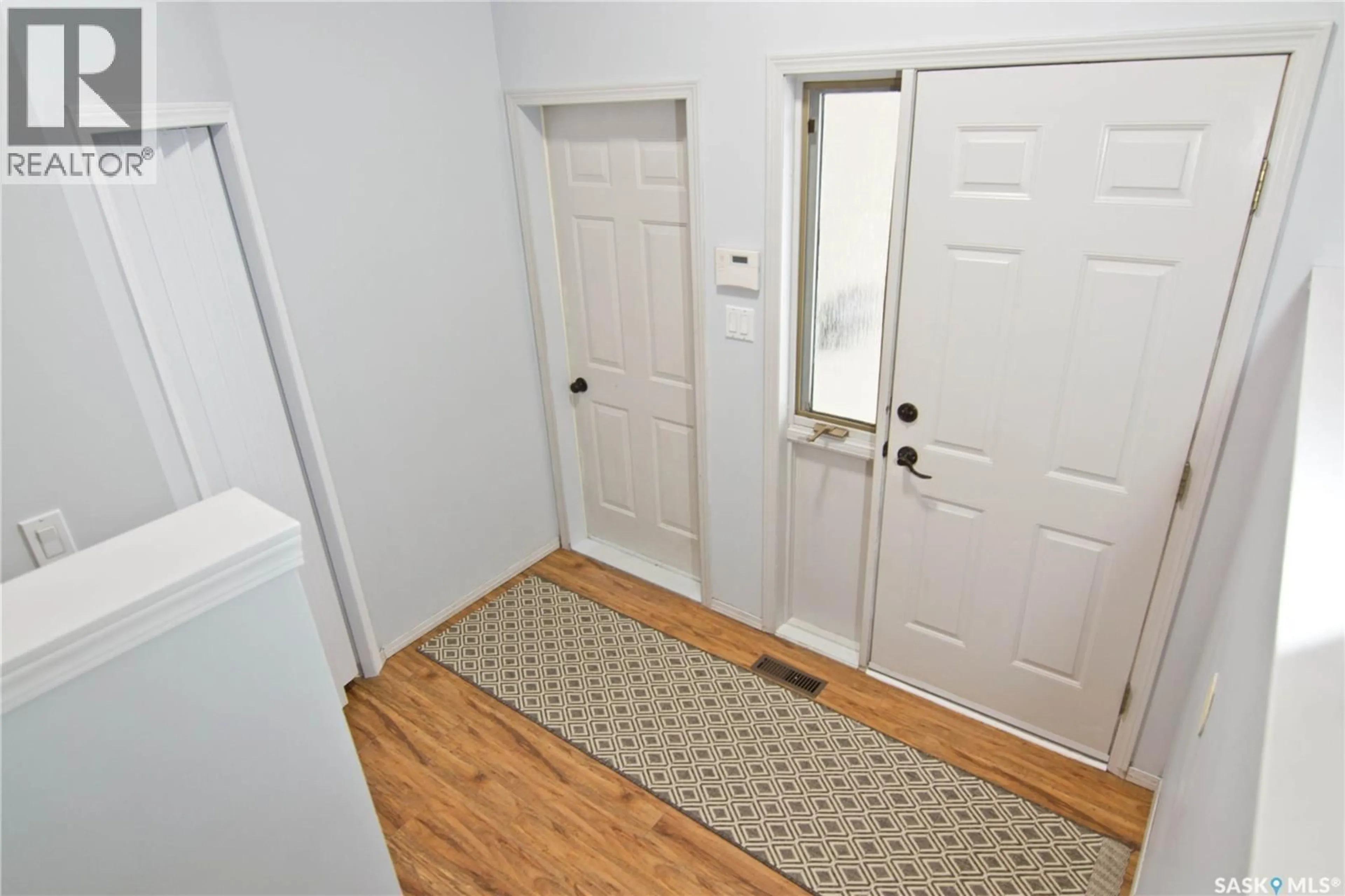 Indoor entryway for 1026 BAYDA CRESCENT, Regina Saskatchewan S4S6Y5