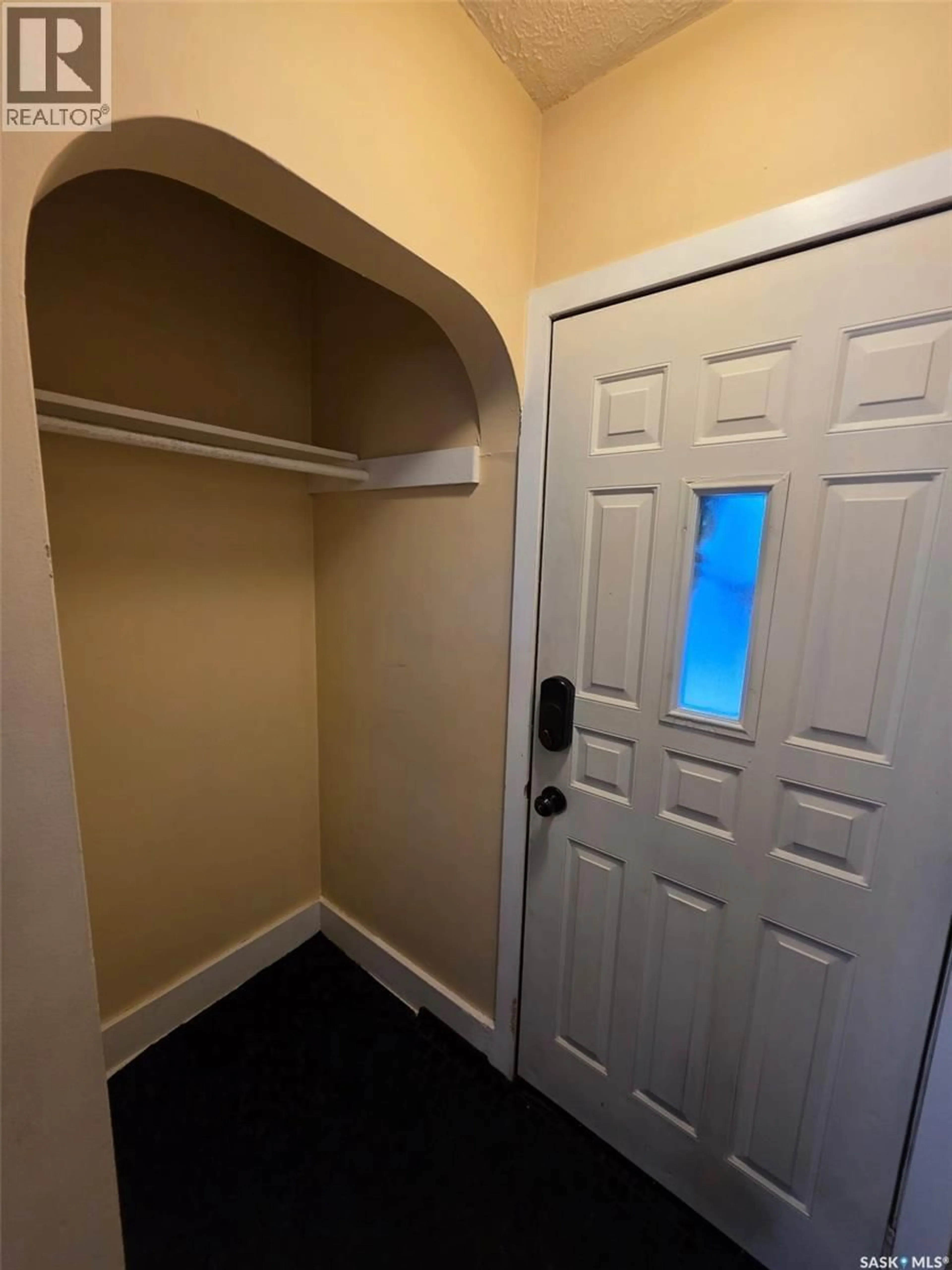 Indoor entryway for 1131 C AVENUE, Saskatoon Saskatchewan S7L1K3