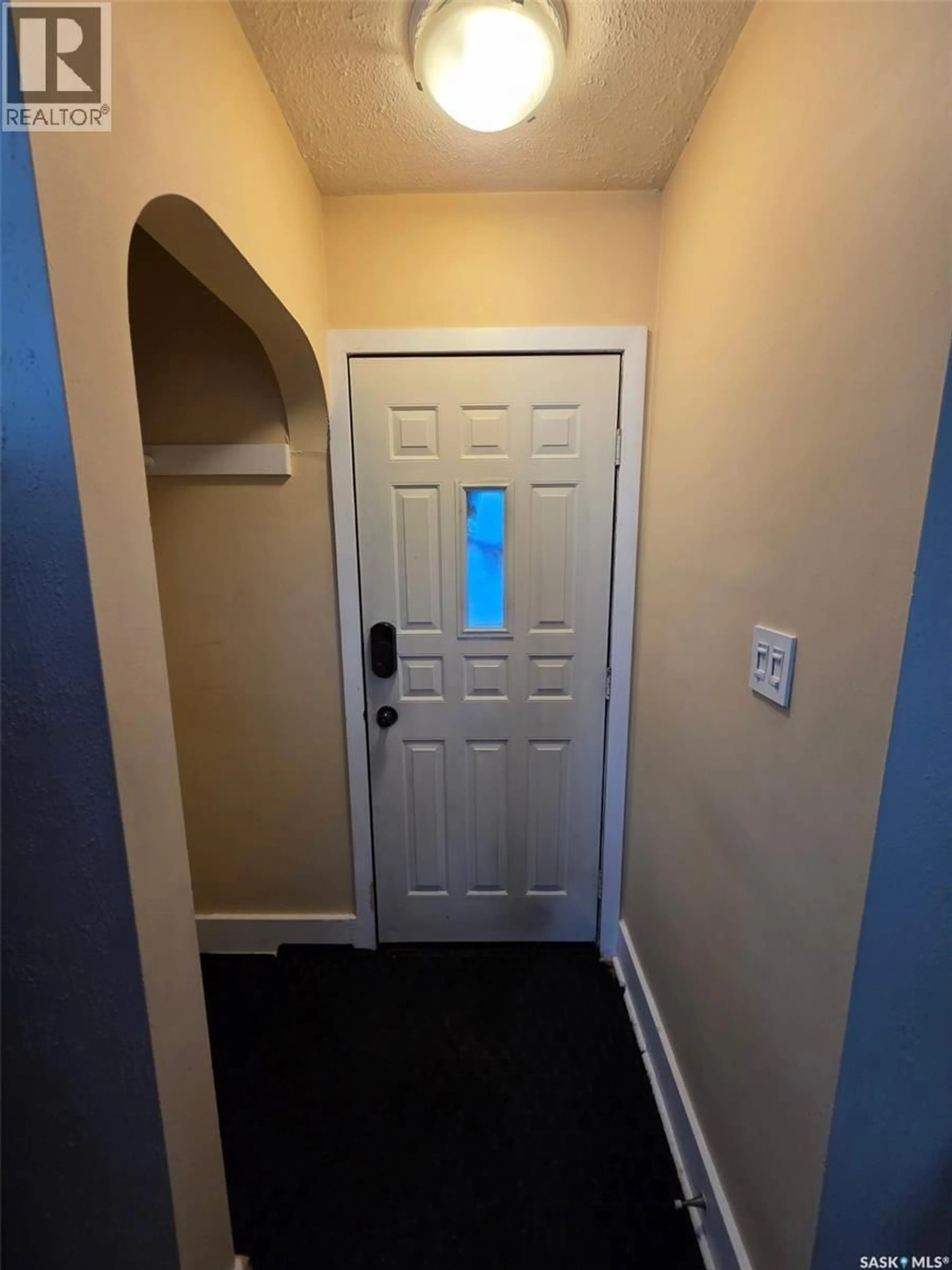 Indoor entryway for 1131 C AVENUE, Saskatoon Saskatchewan S7L1K3