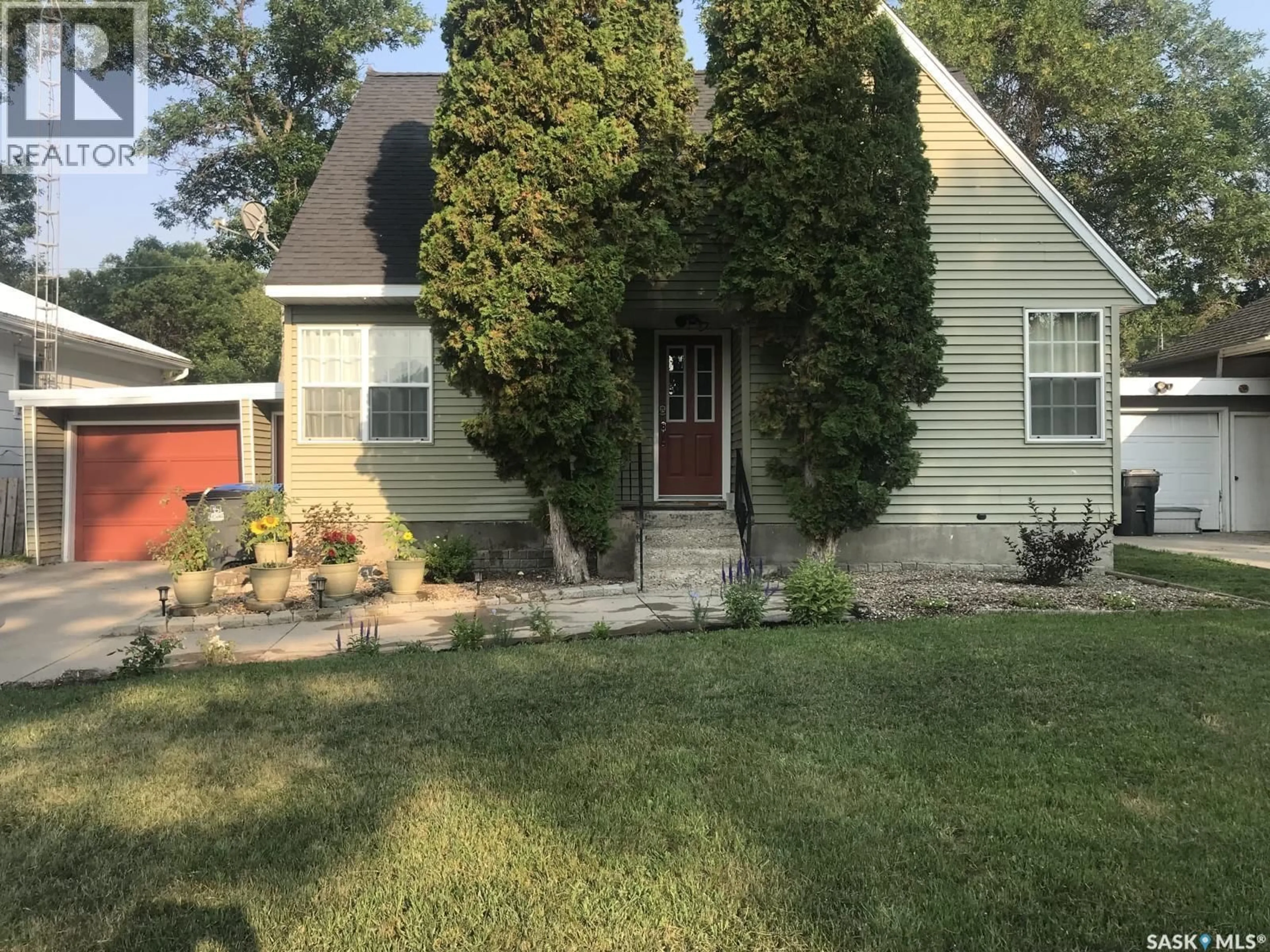Home with vinyl exterior material, street for 118 SECOND STREET, Carnduff Saskatchewan S0C0S0