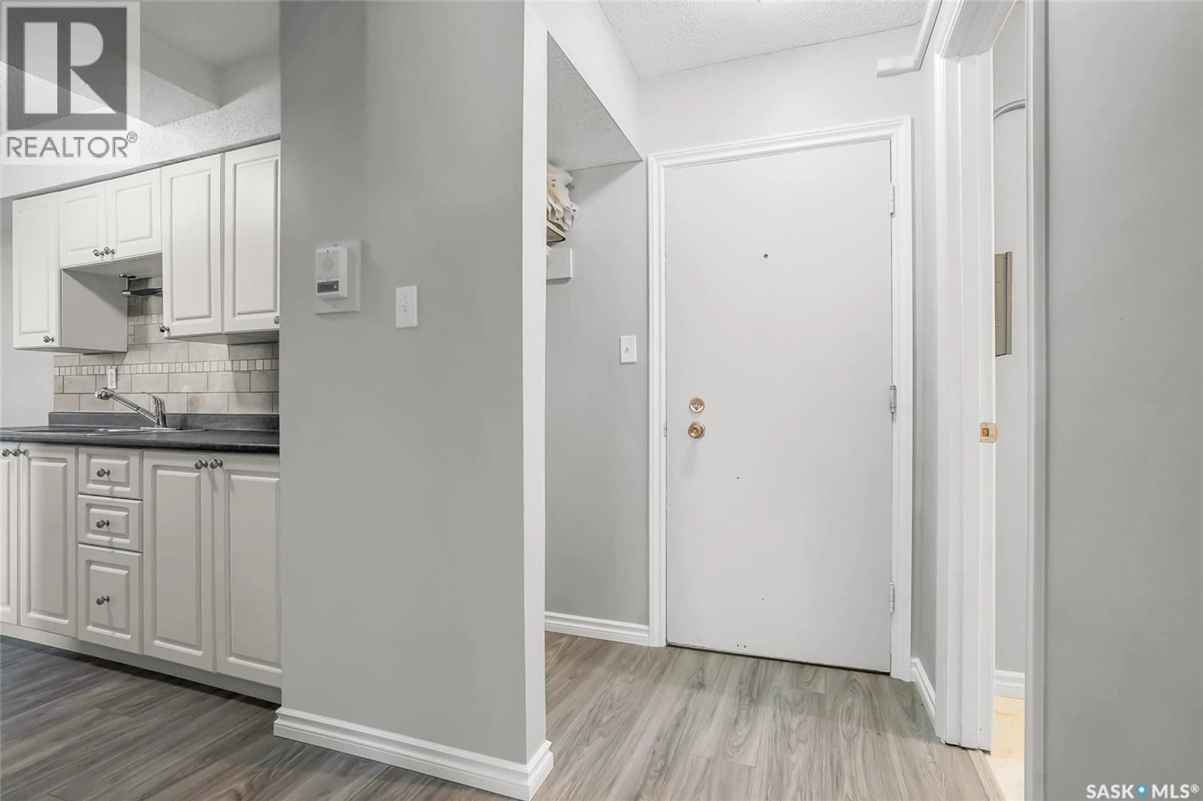 Indoor entryway for W - 10 106 STREET, Saskatoon Saskatchewan S7N1M8