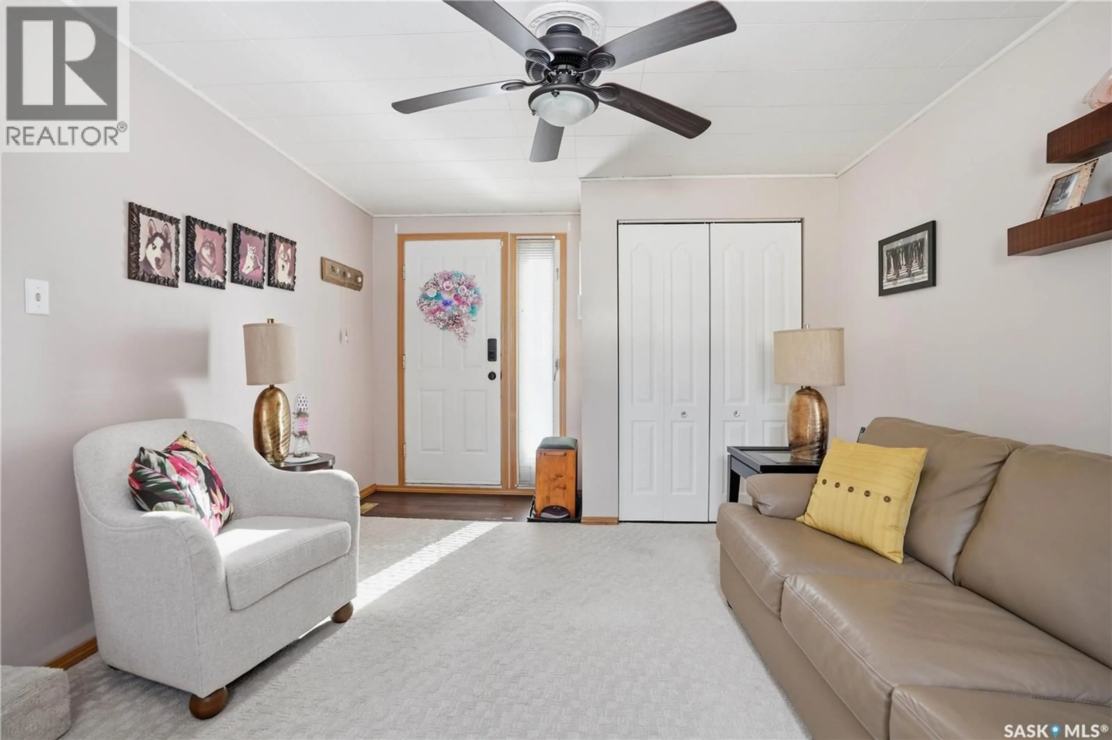 Living room with furniture, unknown for 55 CRYSTAL DRIVE, Edenwold Rm No.158 Saskatchewan S4L1B4