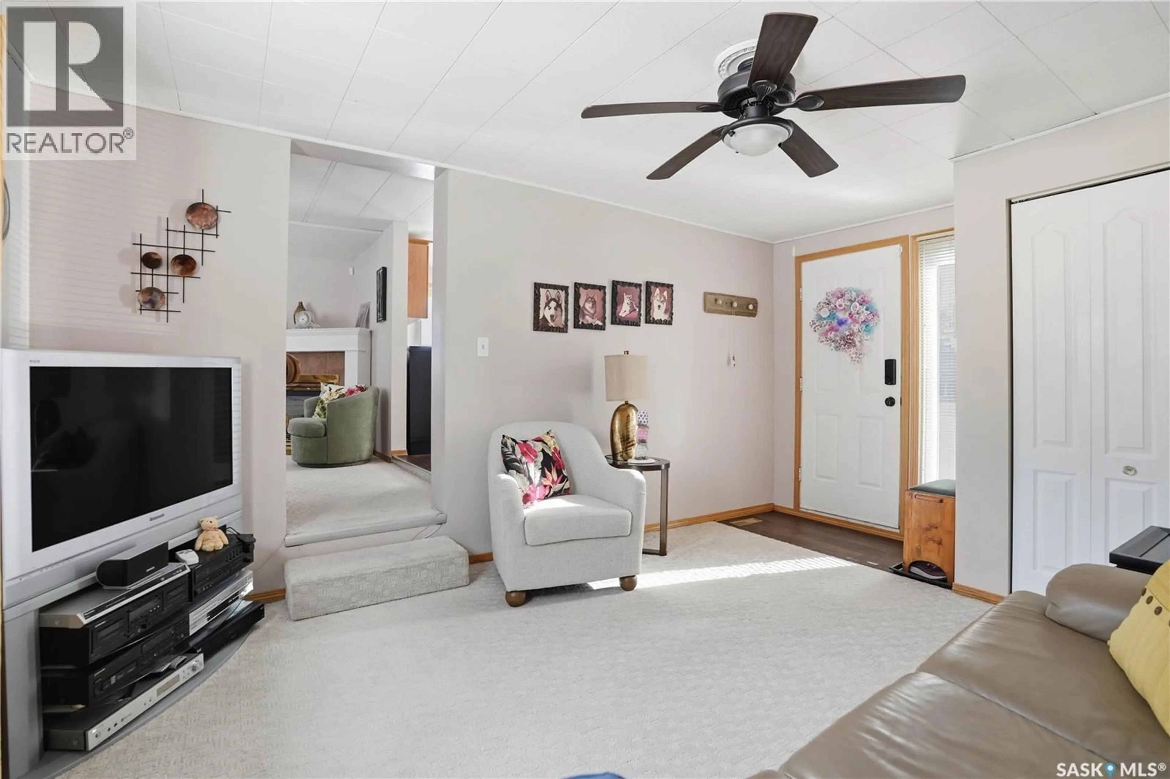 Living room with furniture, unknown for 55 CRYSTAL DRIVE, Edenwold Rm No.158 Saskatchewan S4L1B4