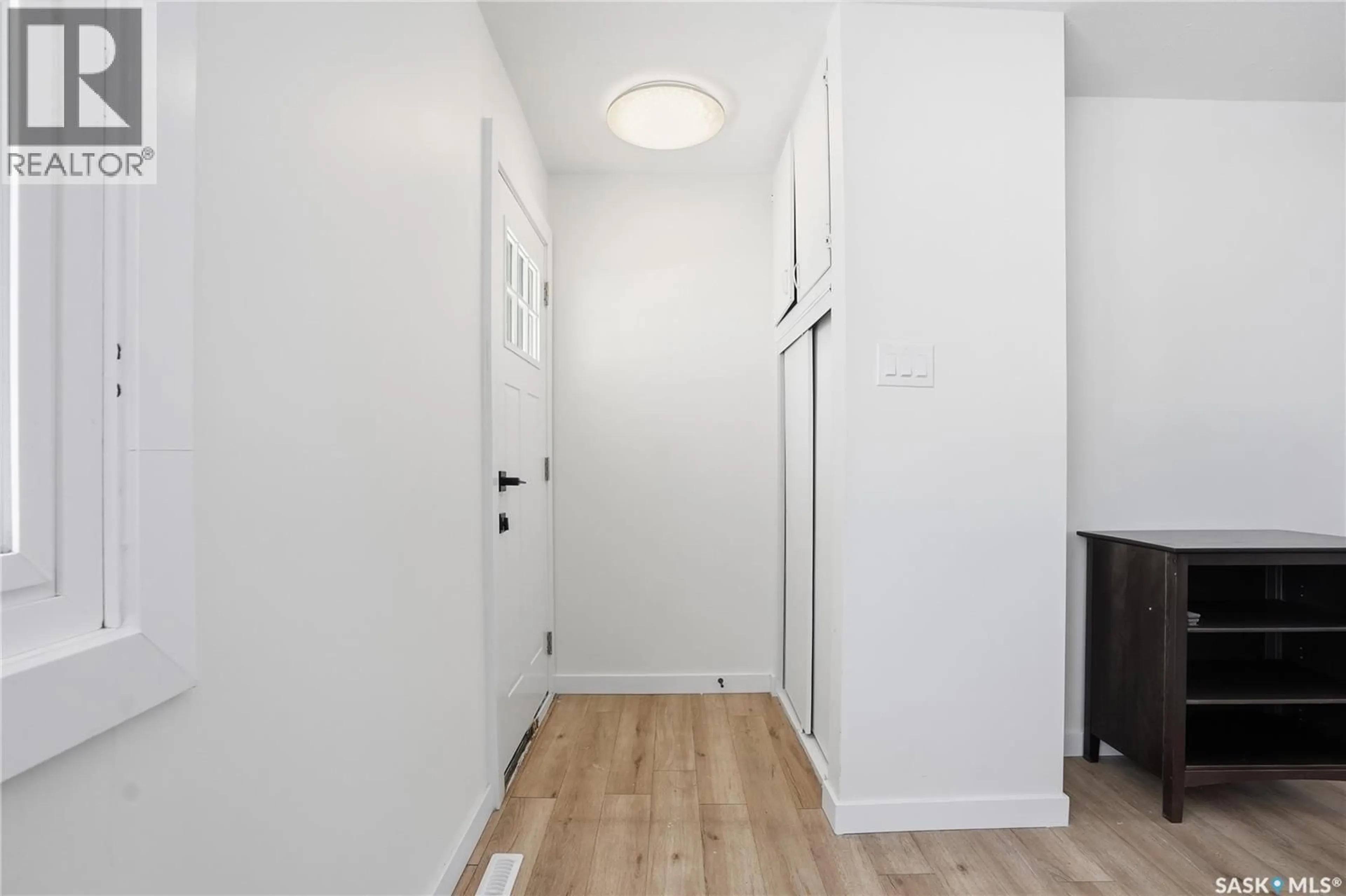 Indoor entryway for 421 X AVENUE, Saskatoon Saskatchewan S7L3K1