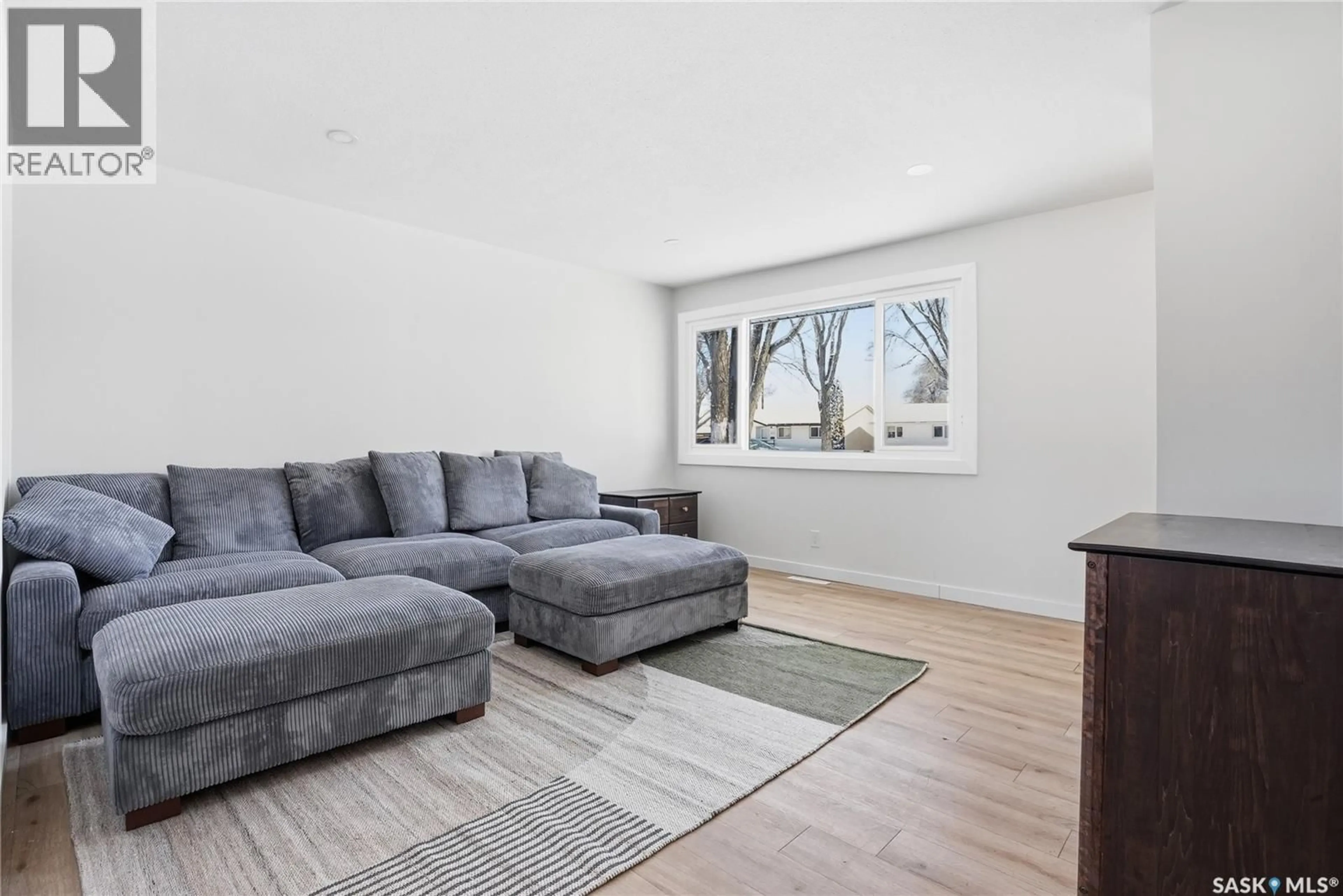 Living room with furniture, unknown for 421 X AVENUE, Saskatoon Saskatchewan S7L3K1