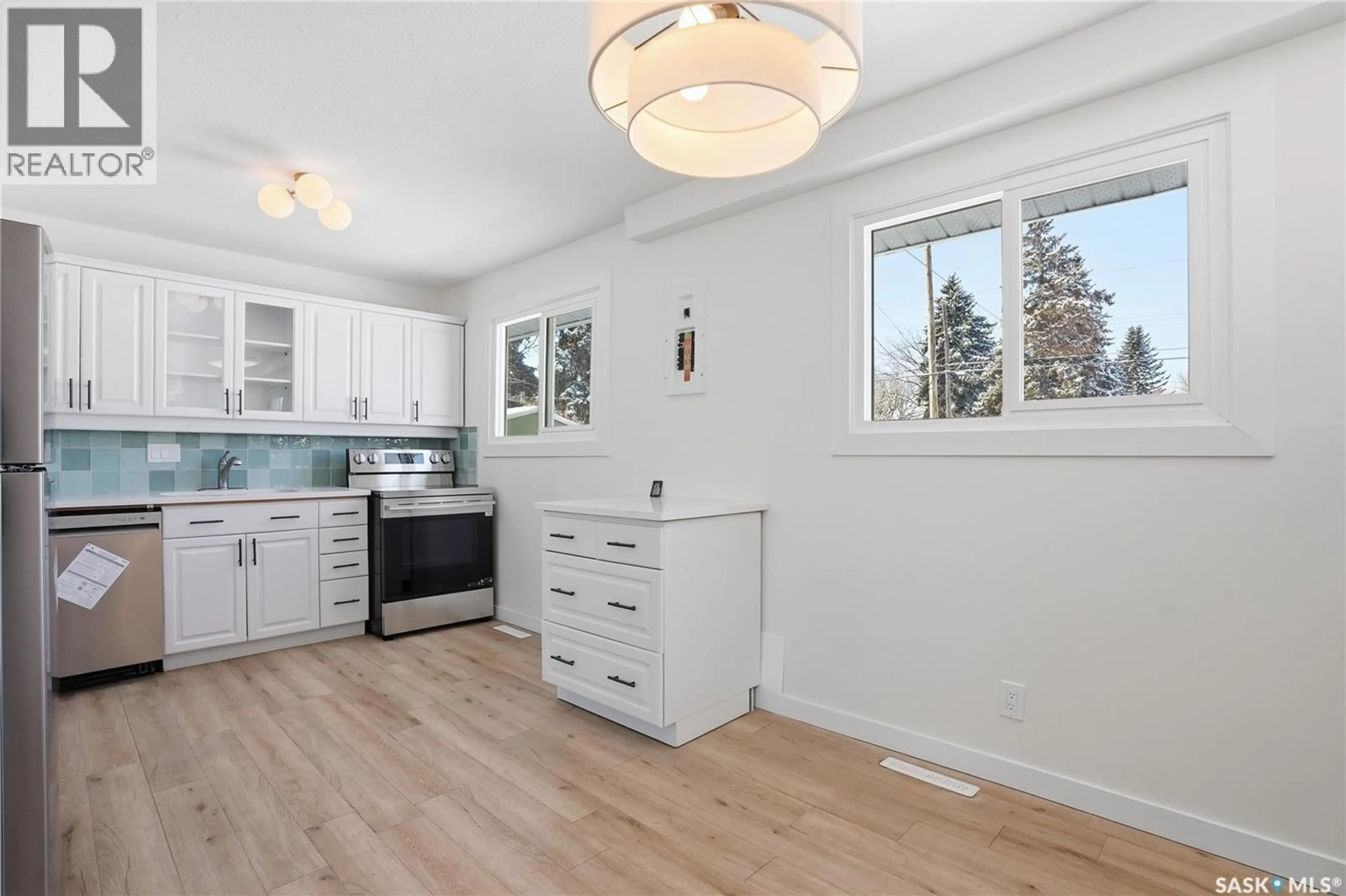 Open concept kitchen, unknown for 421 X AVENUE, Saskatoon Saskatchewan S7L3K1