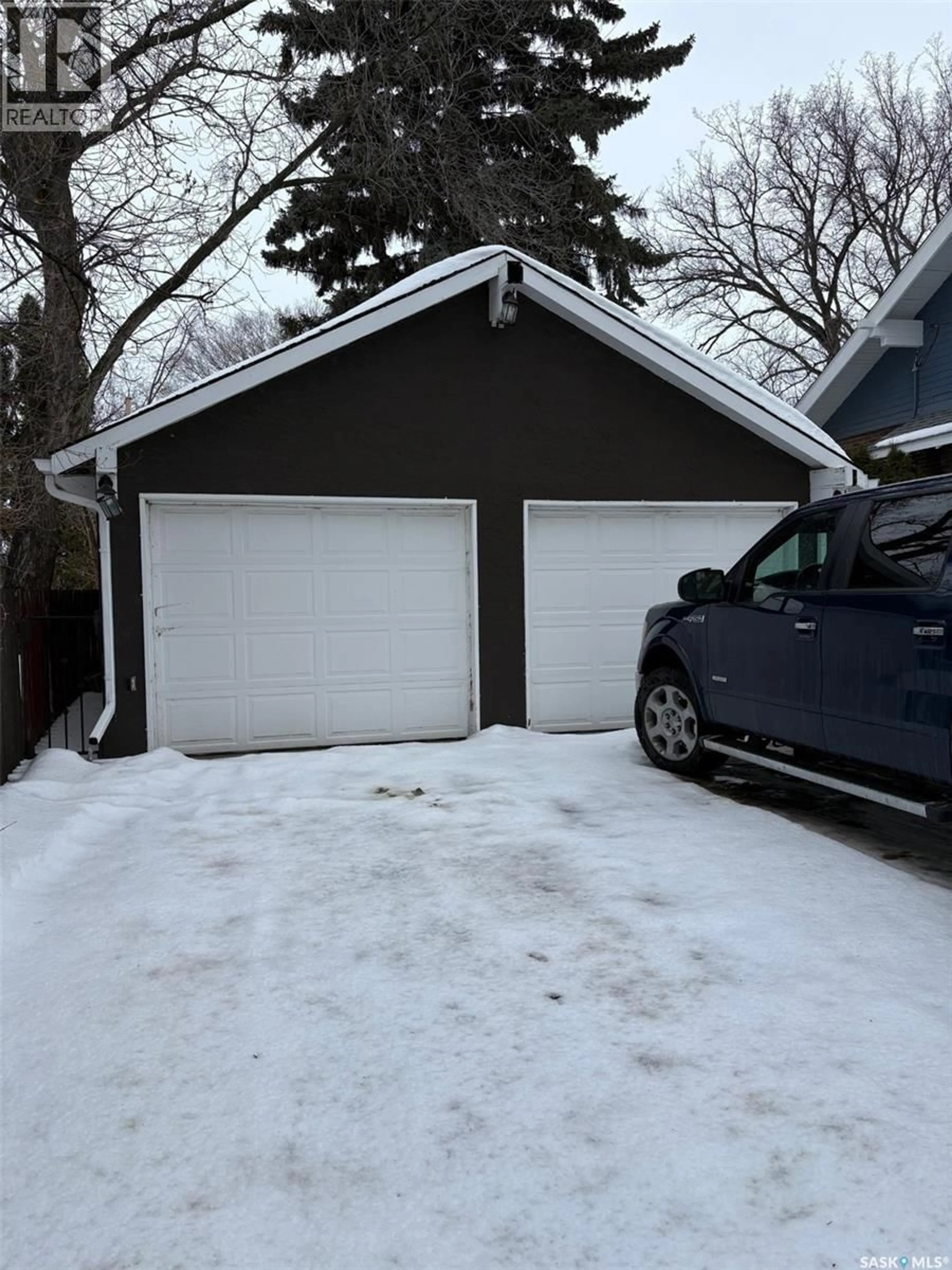 Indoor garage for 140 3RD AVENUE, Yorkton Saskatchewan S3N1C5
