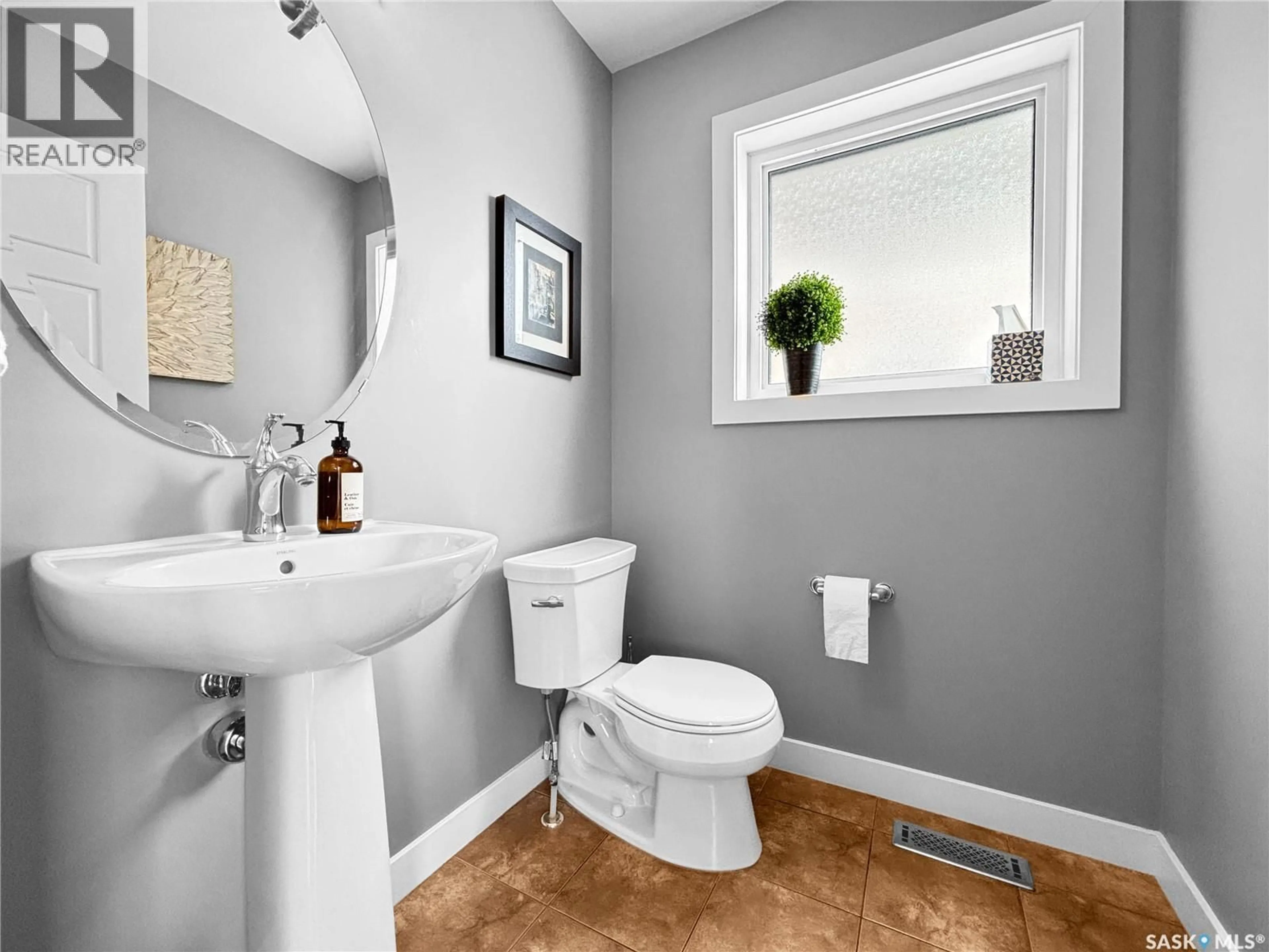 Standard bathroom, ceramic/tile floor for 1419 HUNTER ROAD, Saskatoon Saskatchewan S7T0T4