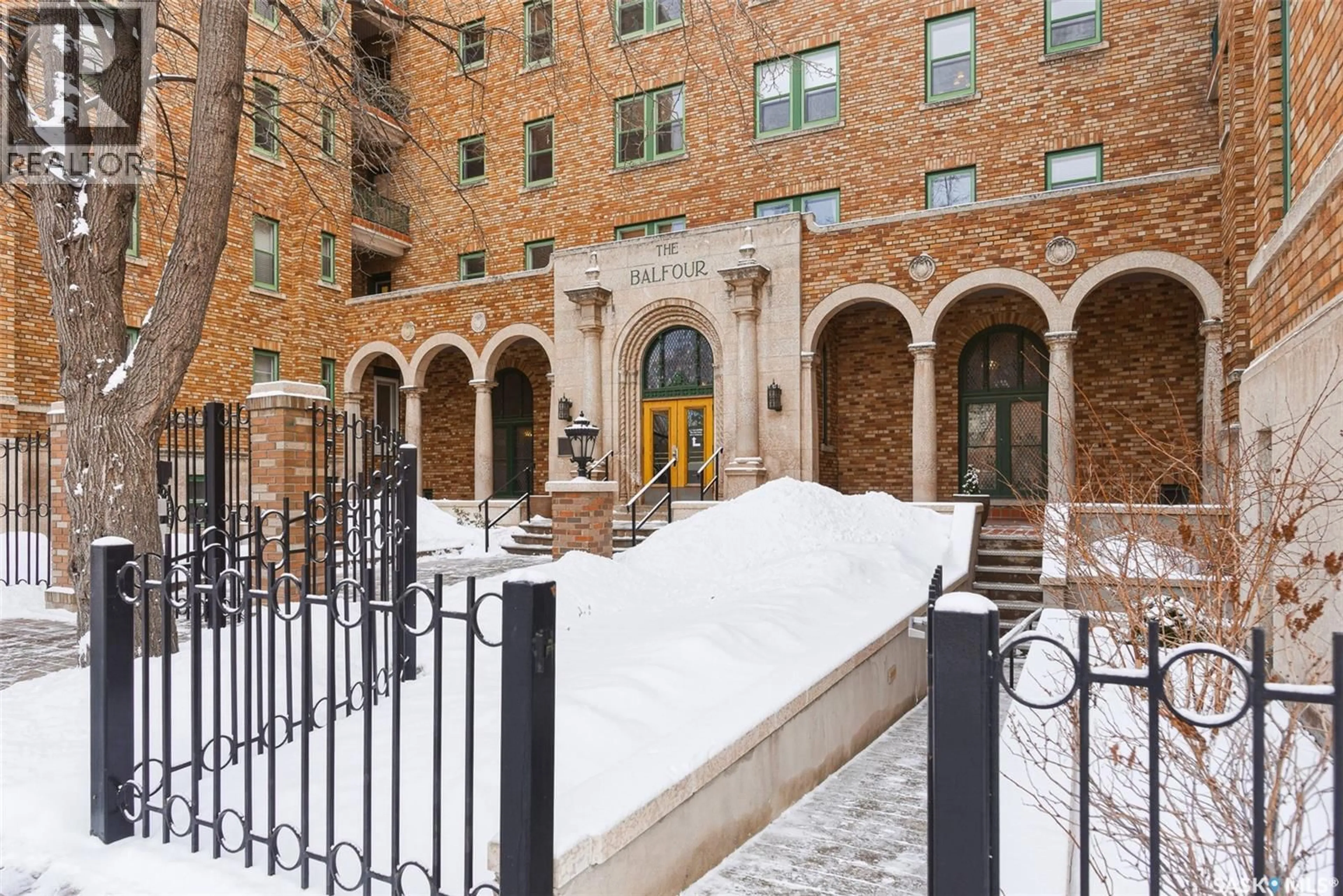 Patio, street for 214 2305 VICTORIA AVENUE, Regina Saskatchewan S4P0S7