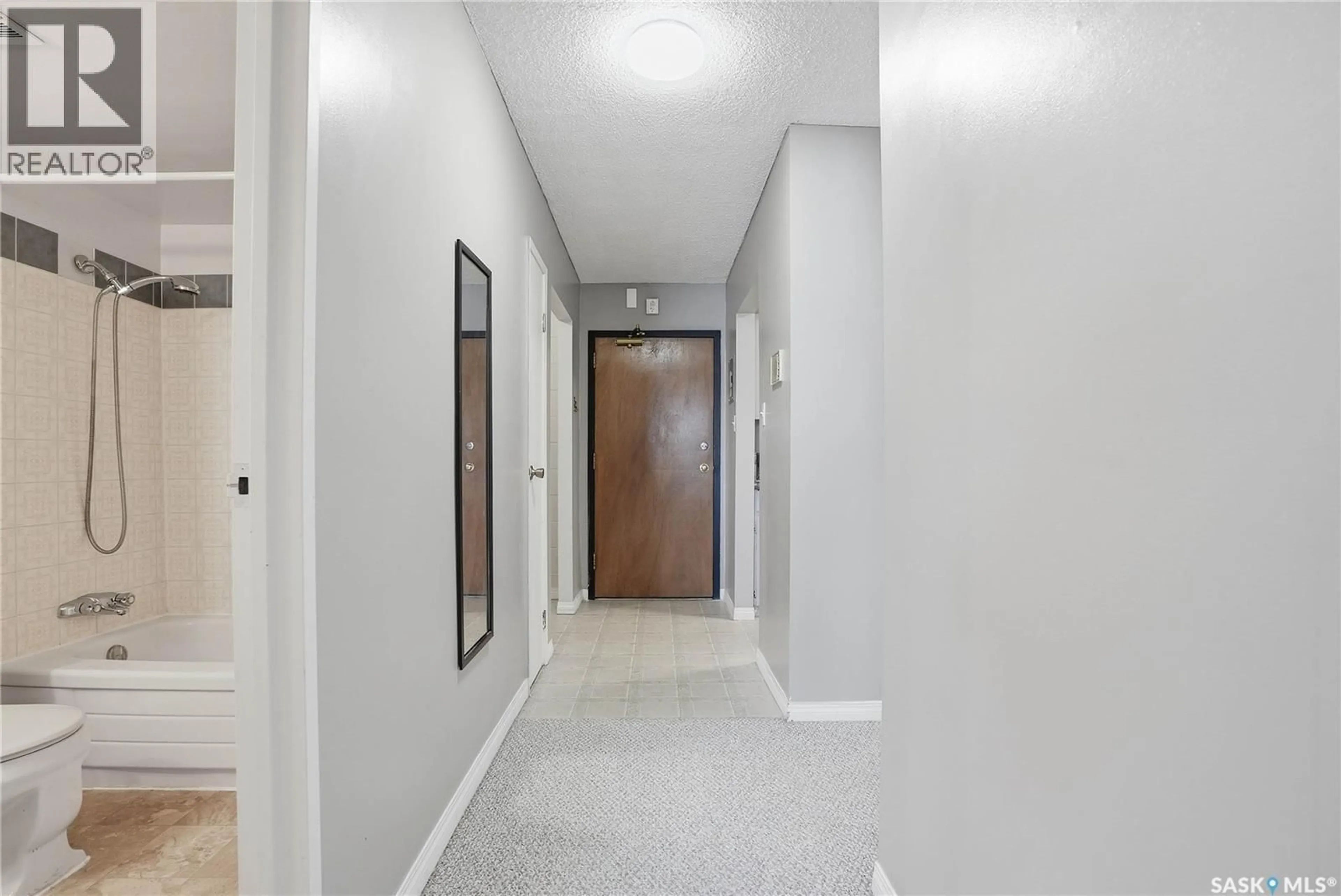 Indoor foyer for 108 143 ST LAWRENCE COURT, Saskatoon Saskatchewan S7K4H3