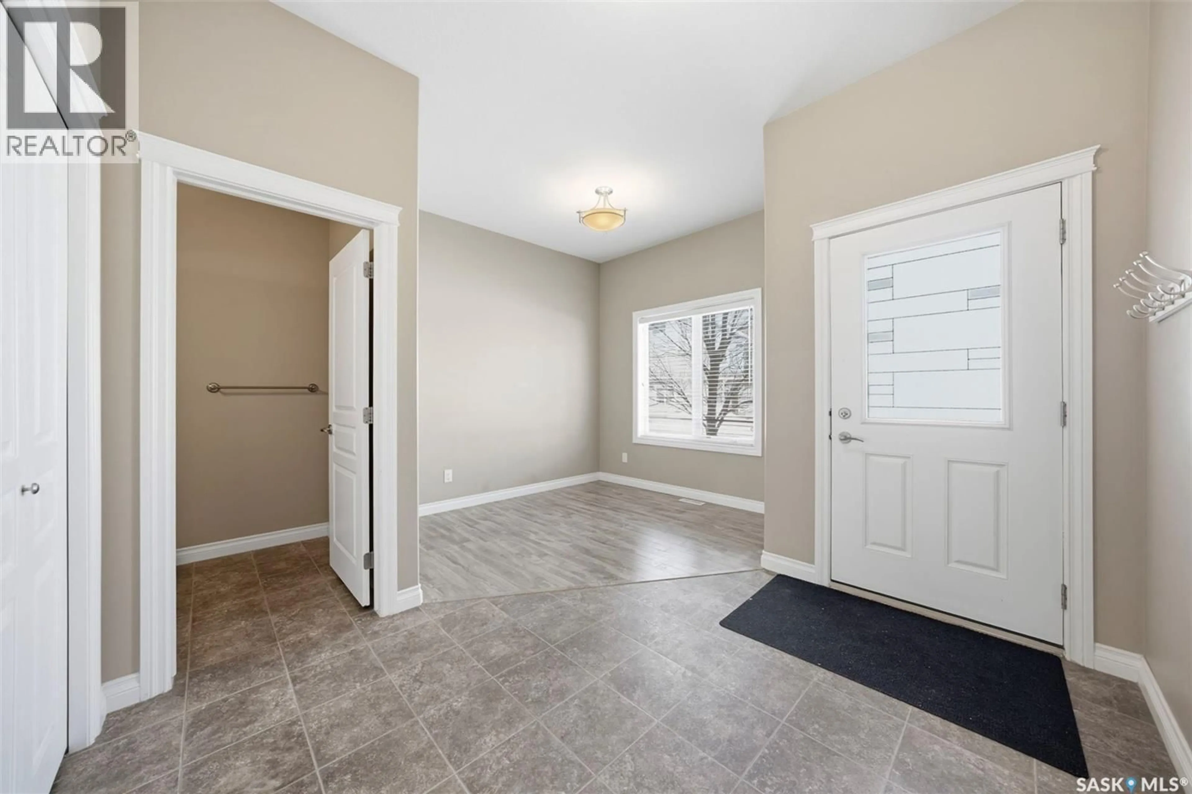 Indoor entryway for 603 315 ZARY ROAD, Saskatoon Saskatchewan S7W0N9