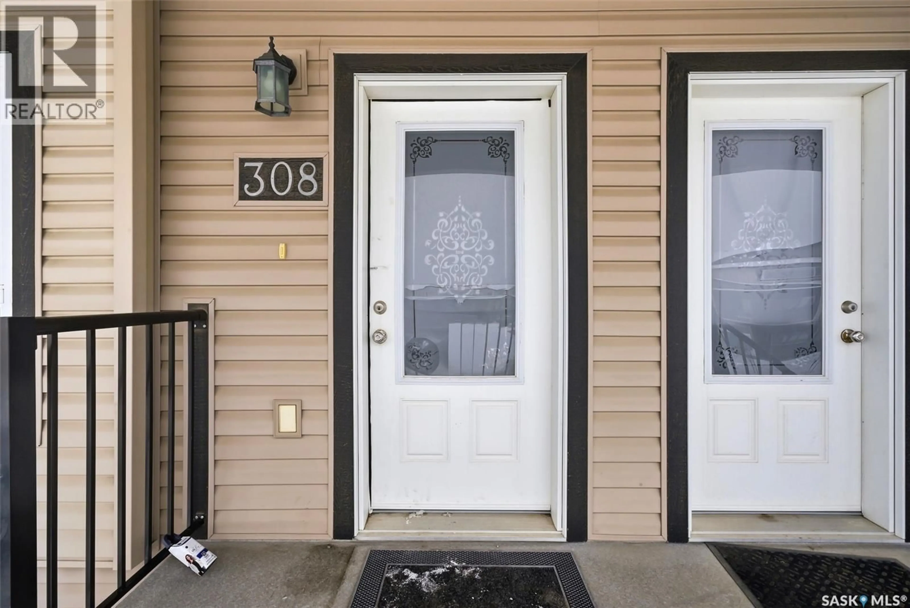 Indoor entryway for 308 - 3822 DEWDNEY AVENUE, Regina Saskatchewan S4Z0A6
