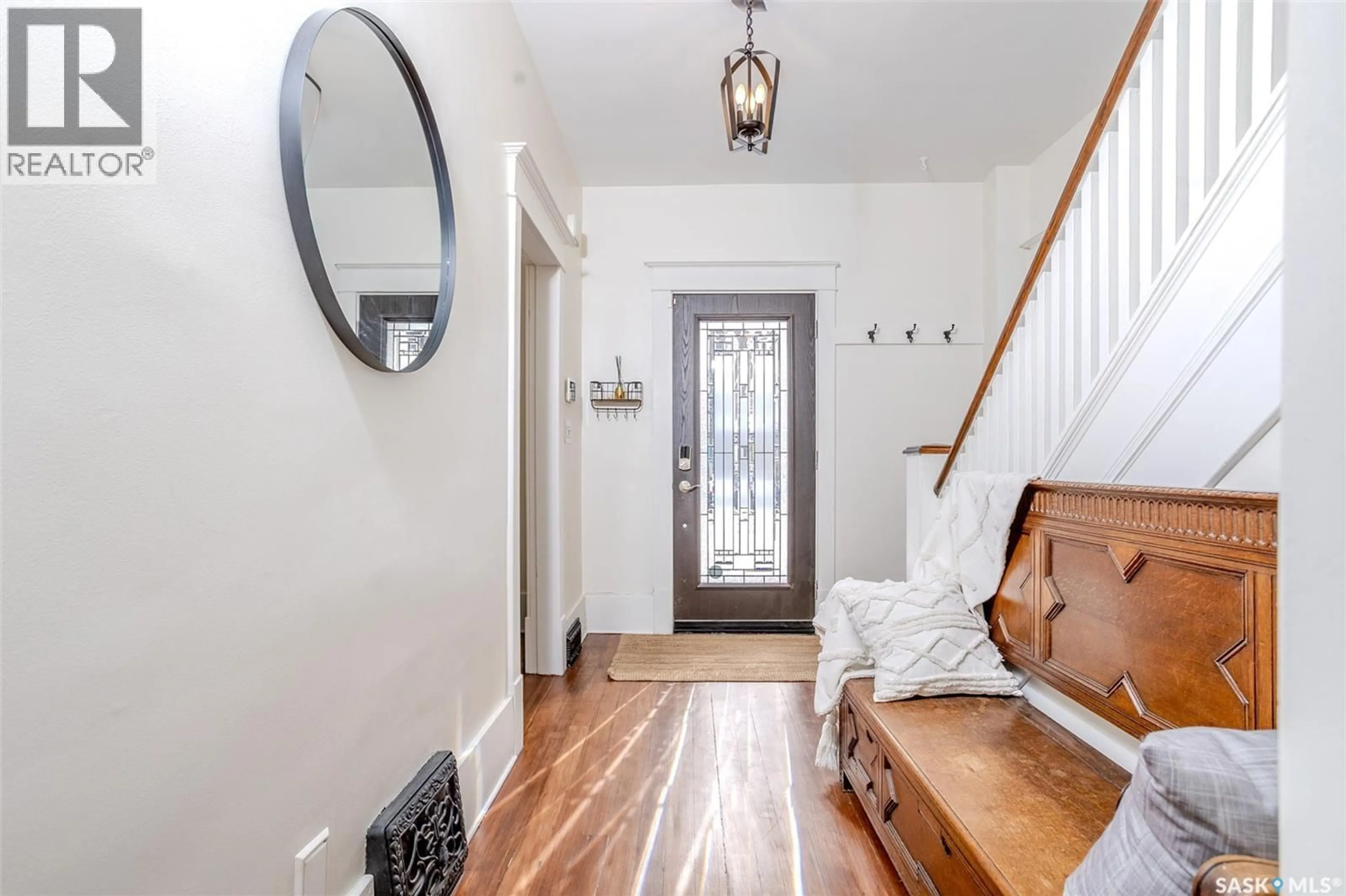 Indoor entryway for 515 9TH STREET, Saskatoon Saskatchewan S7N0A9