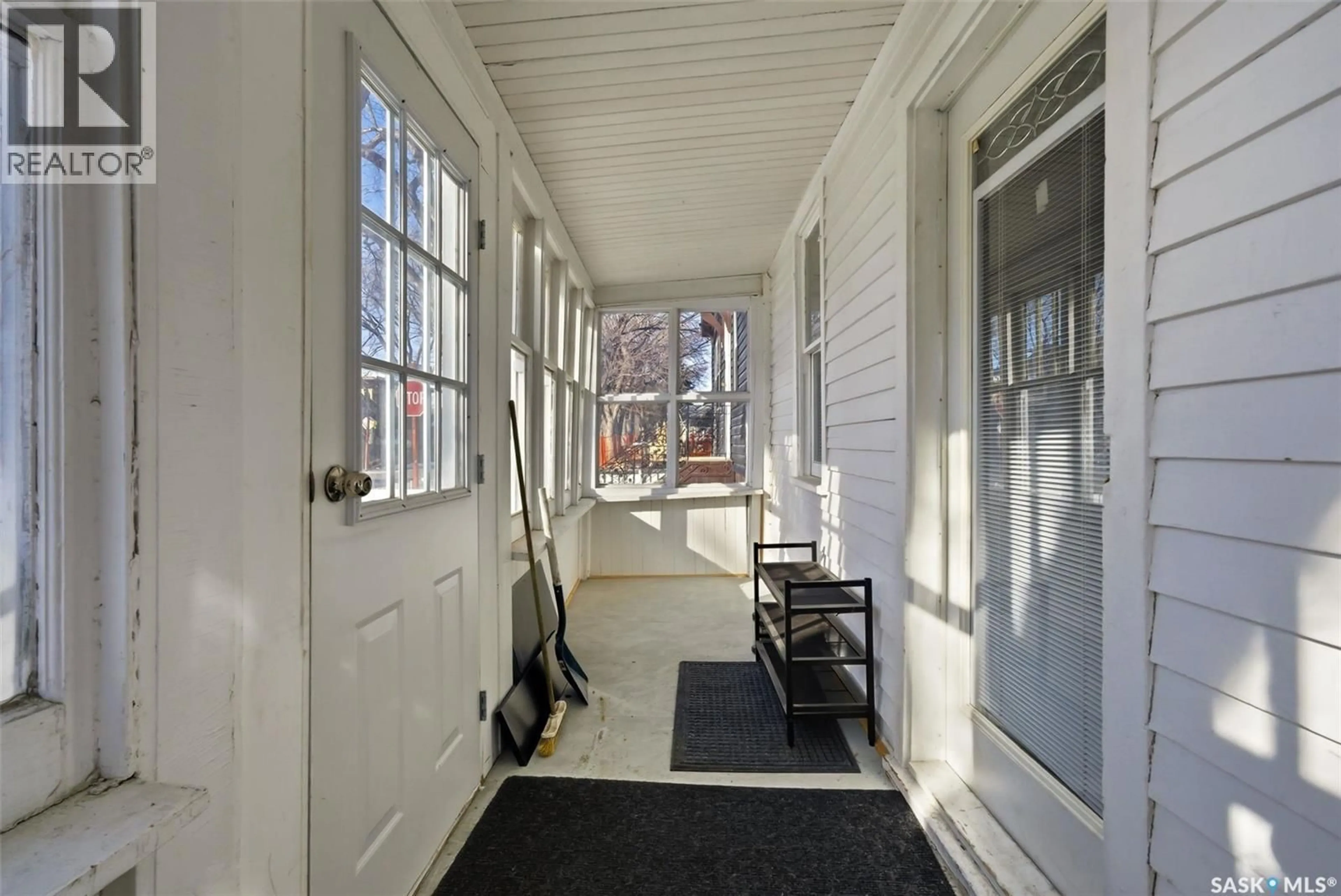 Indoor entryway for 1905 TORONTO STREET, Regina Saskatchewan S4P1M9